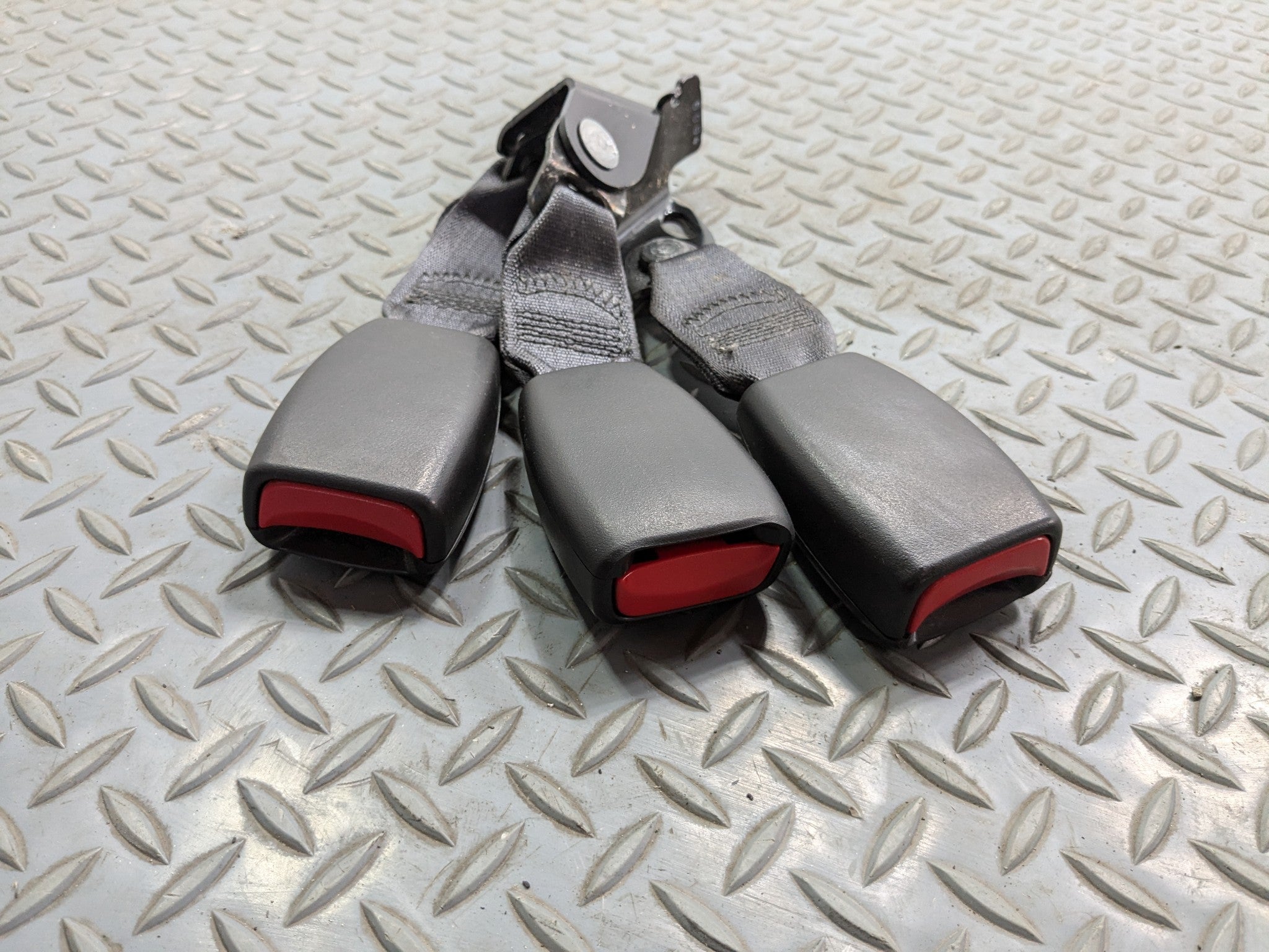 2005 - 2007 OEM CADILLAC CTS REAR SEAT BELT BUCKLE SET