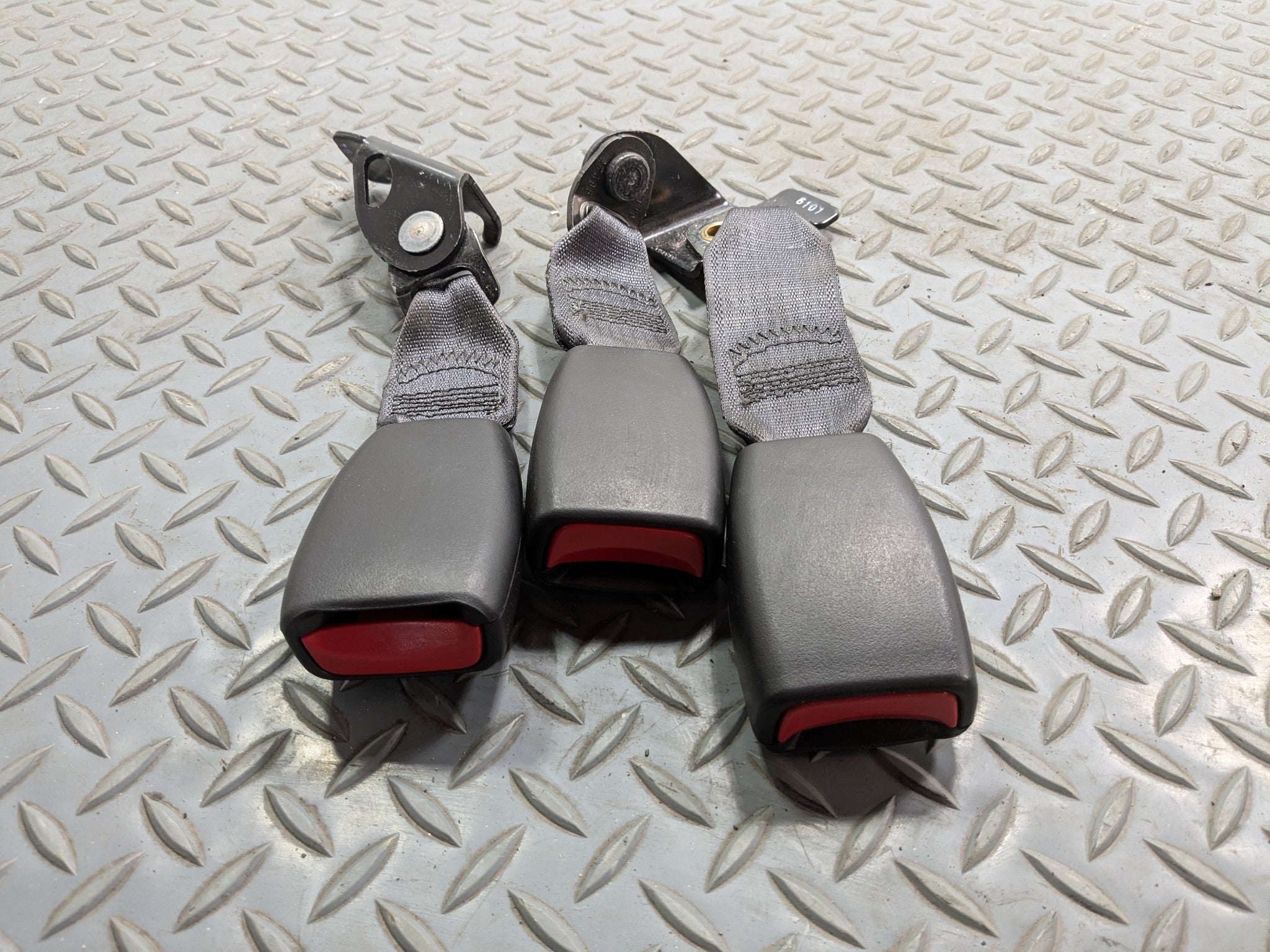 2005 - 2007 OEM CADILLAC CTS REAR SEAT BELT BUCKLE SET