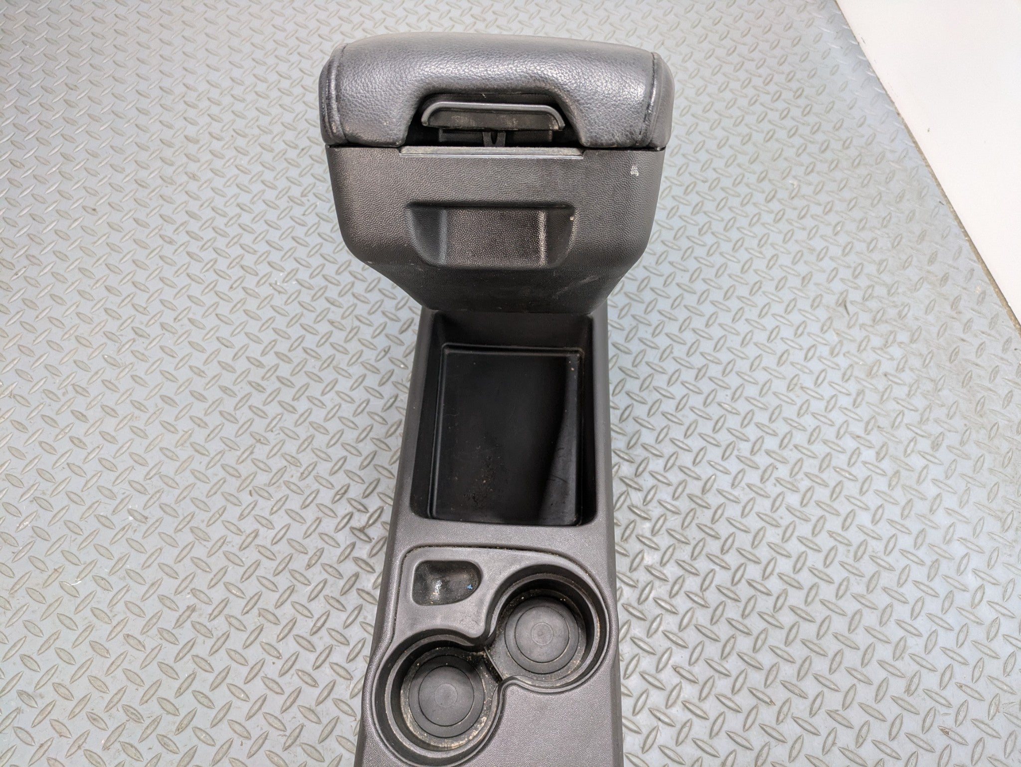 05 - 07 OEM CADILLAC CTS FRONT FLOOR CENTER CONSOLE ARMREST STORAGE COMPARTMENT