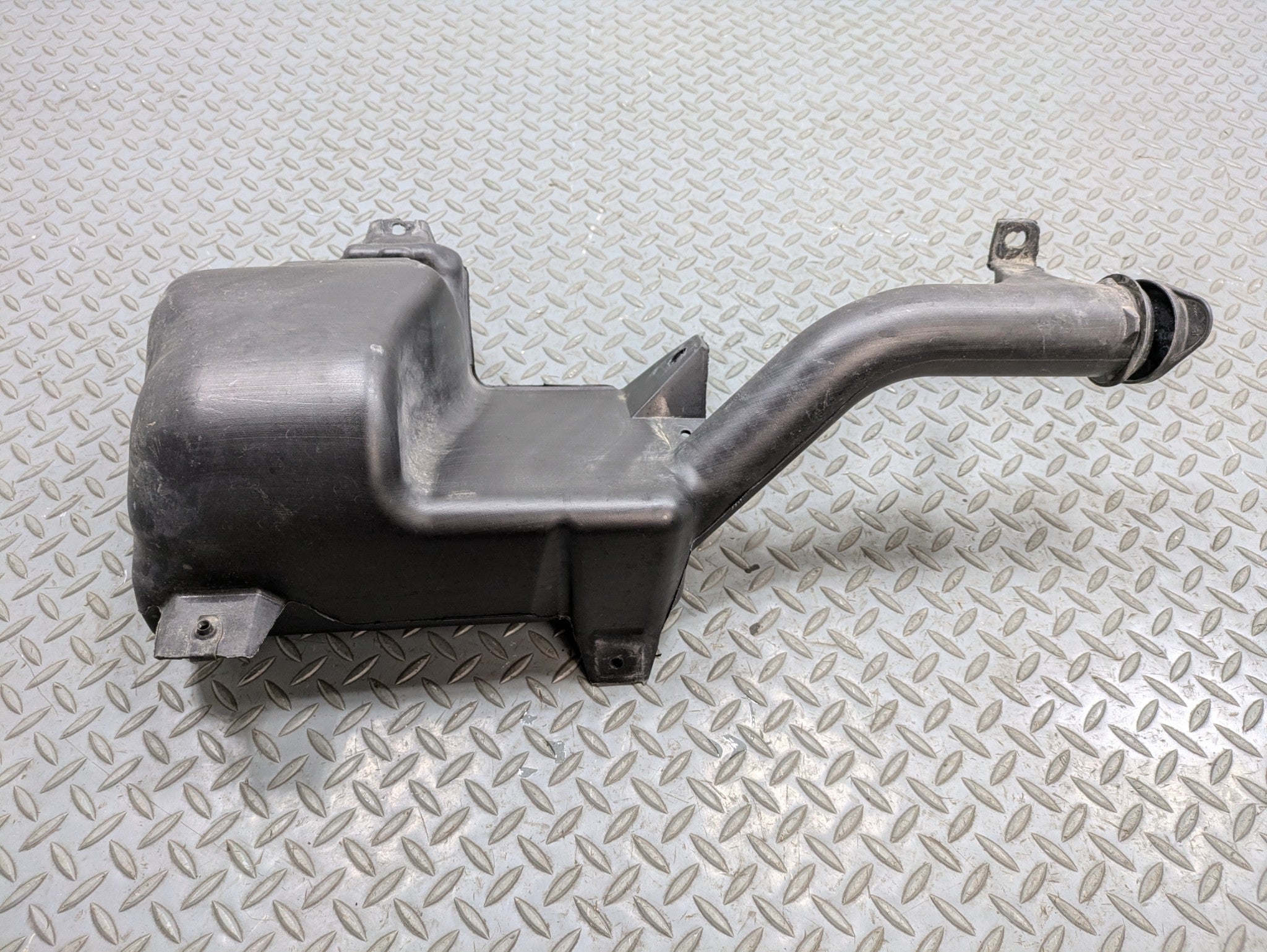 2005 - 2007 OEM CADILLAC CTS WINDSHIELD WASHER BOTTLE FLUID RESERVOIR TANK BLACK