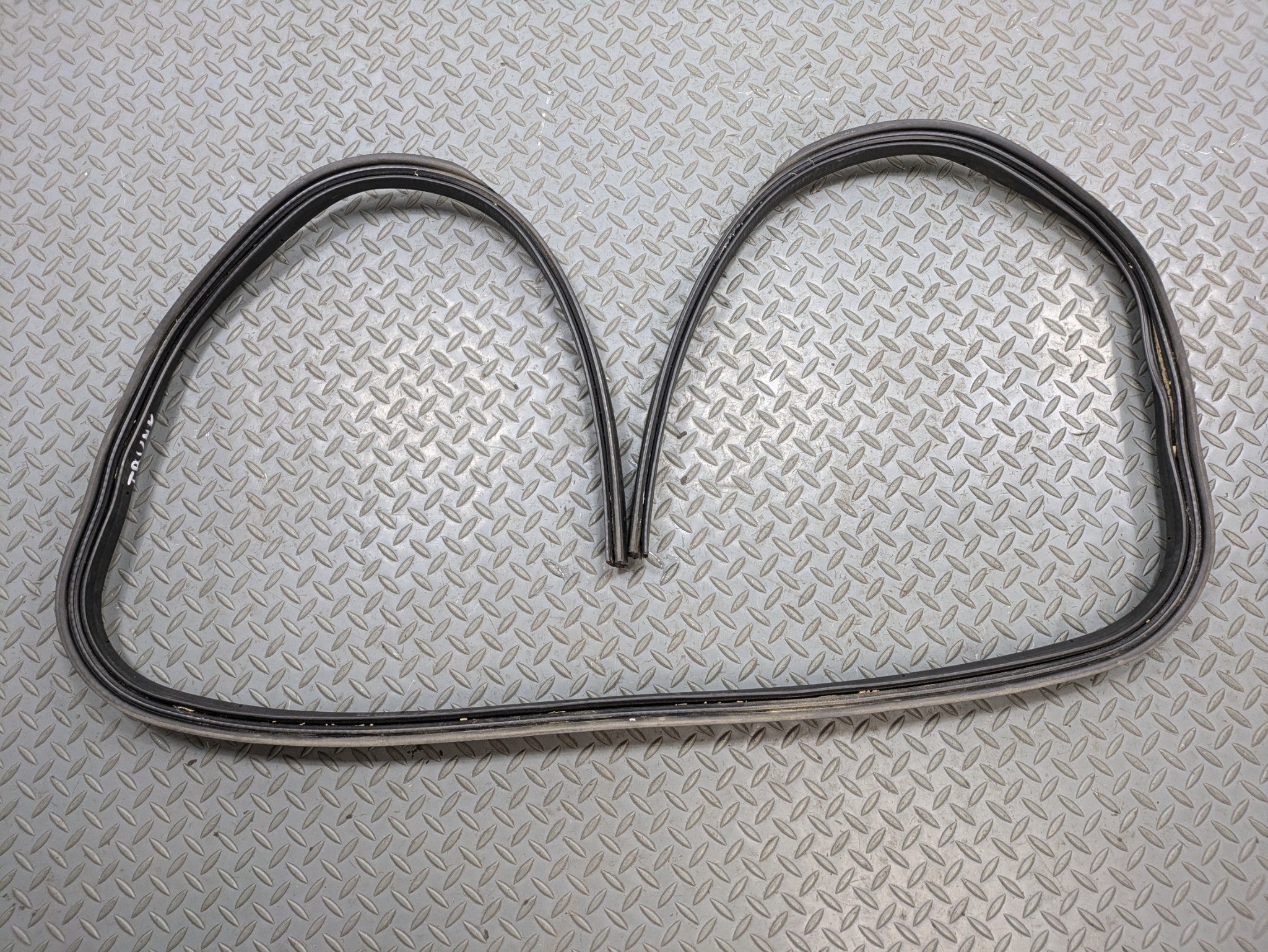 2005 - 2007 OEM CADILLAC CTS REAR TRUNK TAILGATE SEAL WEATHER STRIPPING