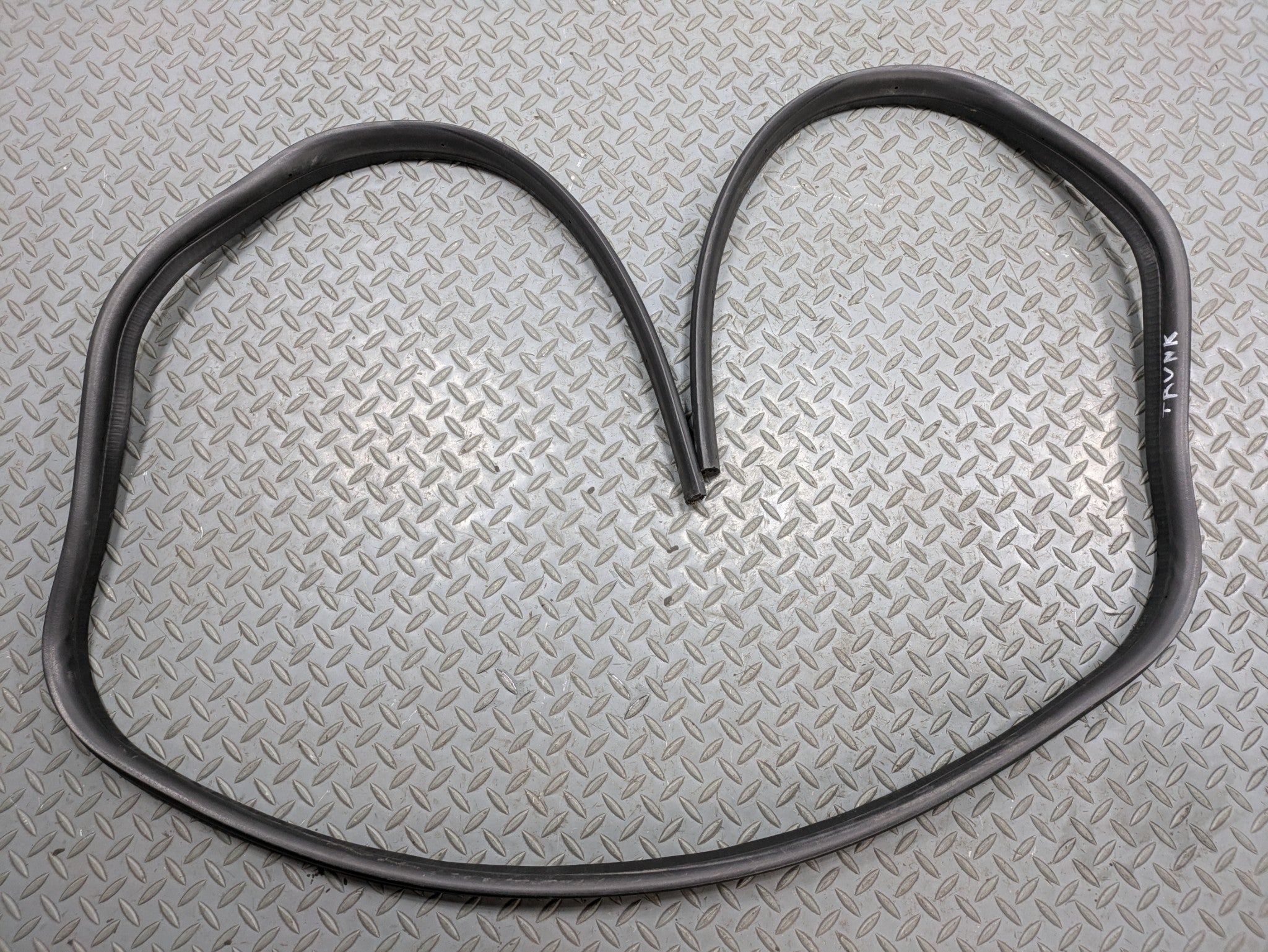 2005 - 2007 OEM CADILLAC CTS REAR TRUNK TAILGATE SEAL WEATHER STRIPPING
