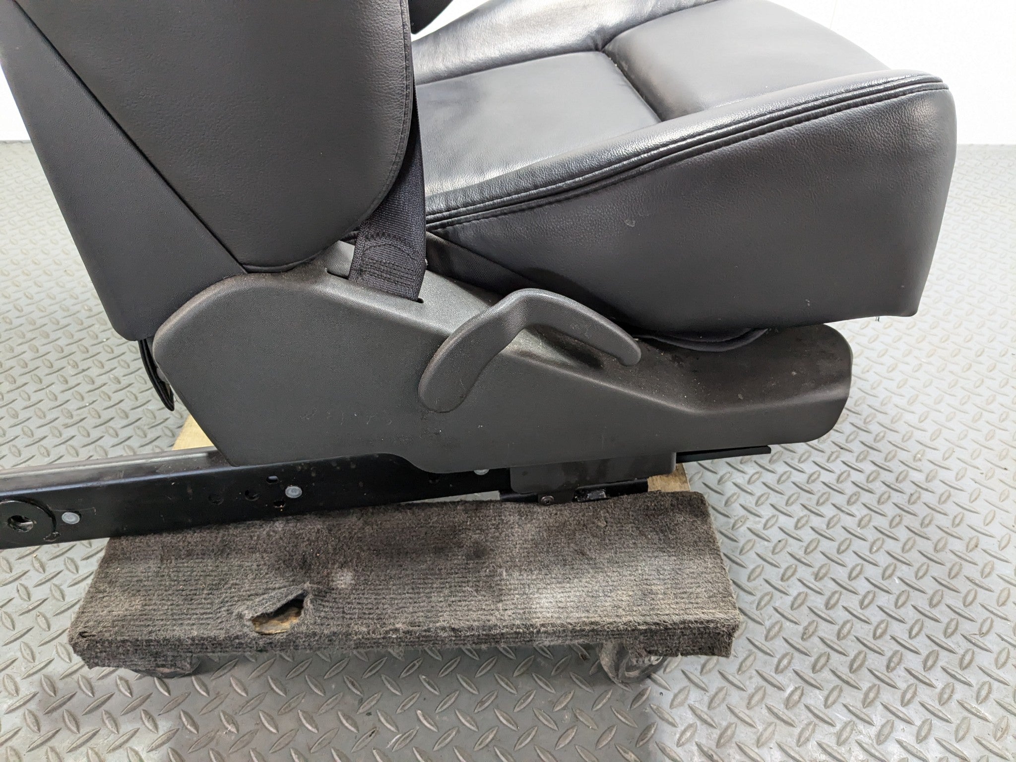 2005 - 2007 OEM CADILLAC CTS FRONT RIGHT SIDE SEAT ASSEMBLY BLACK LEATHER