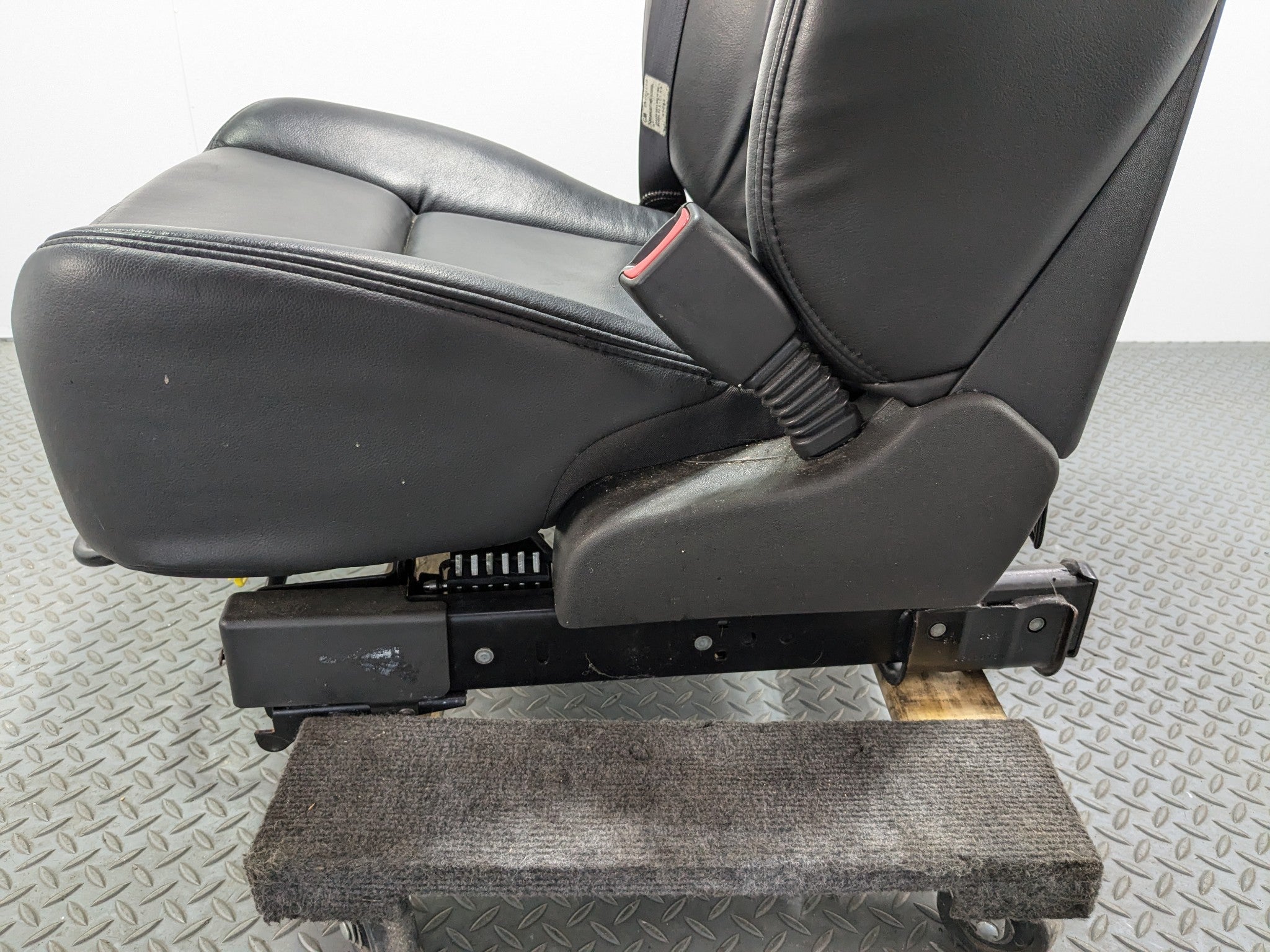 2005 - 2007 OEM CADILLAC CTS FRONT RIGHT SIDE SEAT ASSEMBLY BLACK LEATHER