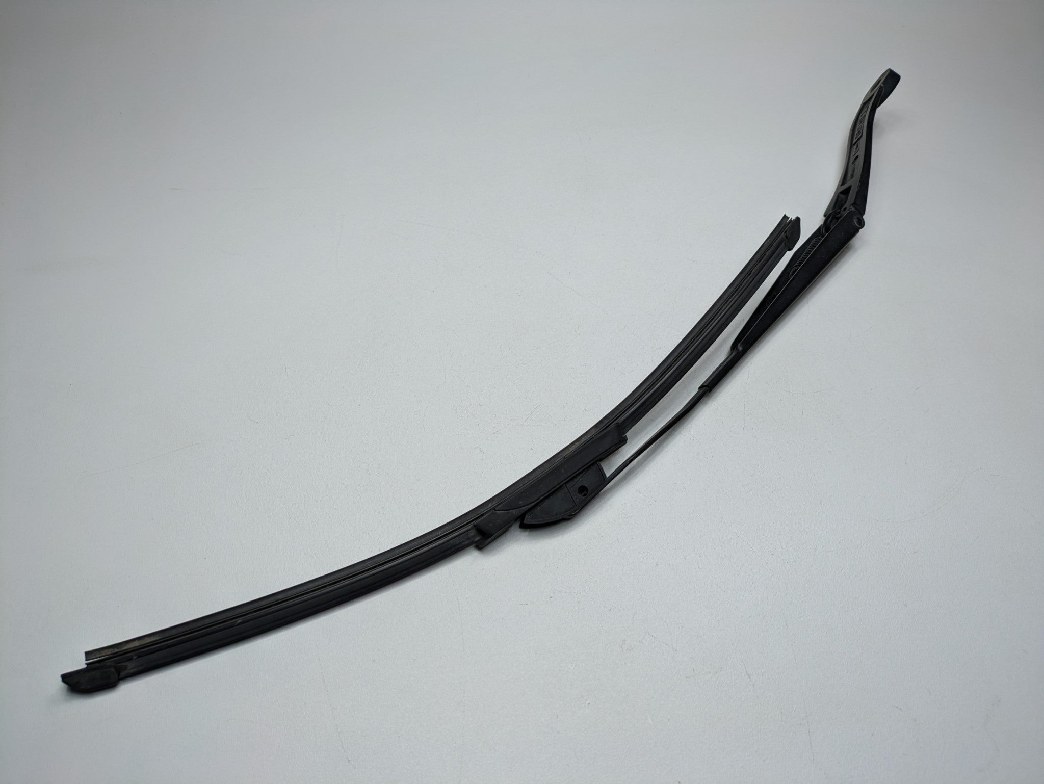 2005 - 2007 OEM CADILLAC CTS FRONT LEFT SIDE WINDSHIELD WIPER ARM WITH BLADE