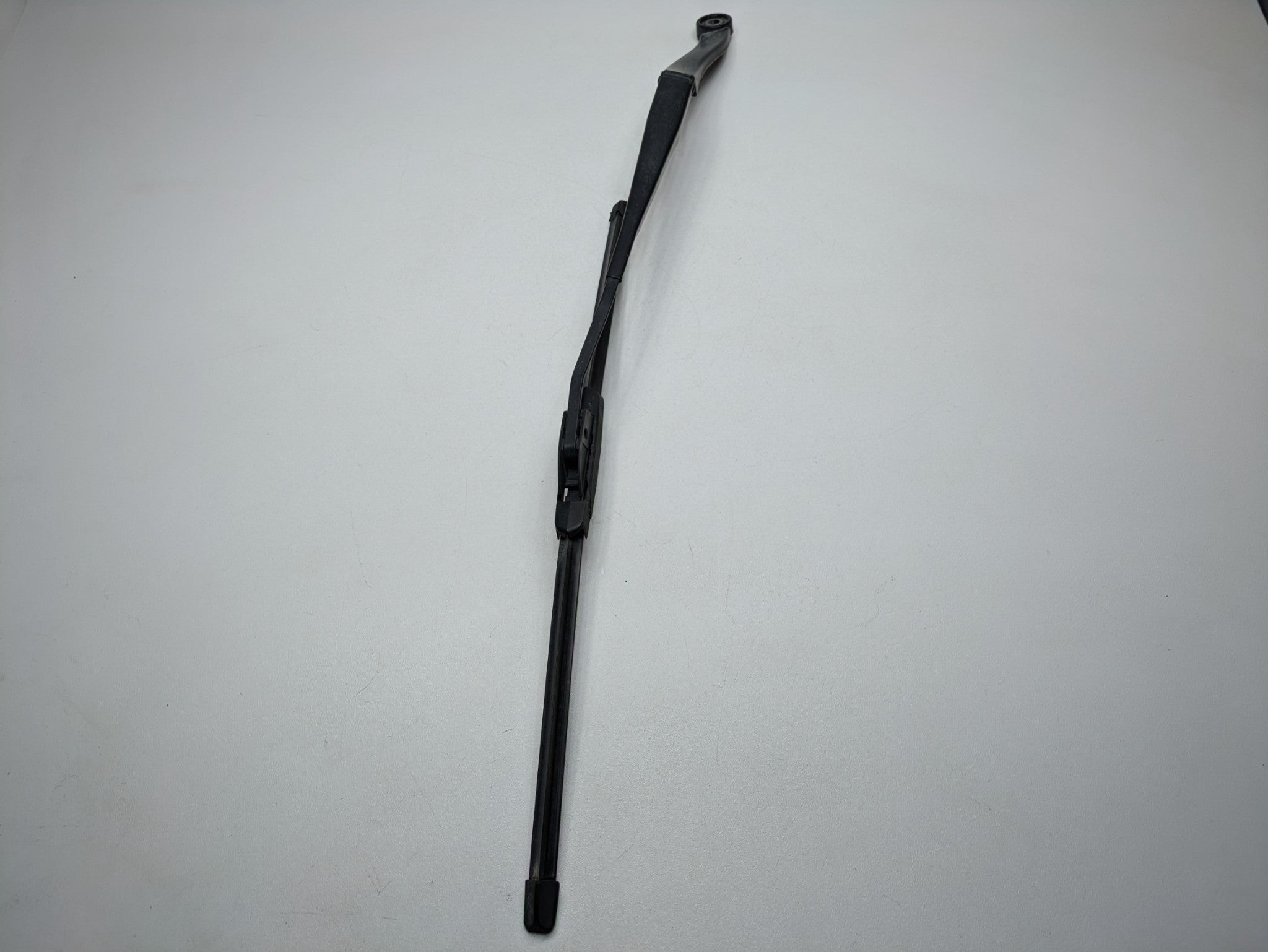 2005 - 2007 OEM CADILLAC CTS FRONT LEFT SIDE WINDSHIELD WIPER ARM WITH BLADE