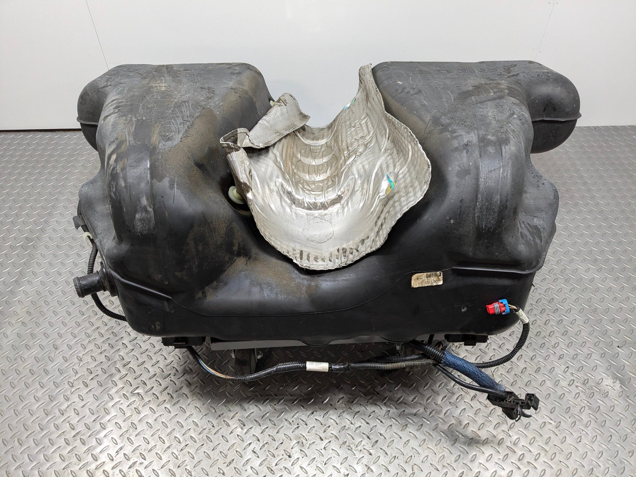 2005 - 2007 OEM CADILLAC CTS 17.0 GAS FUEL TANK RESERVOIR ASSEMBLY