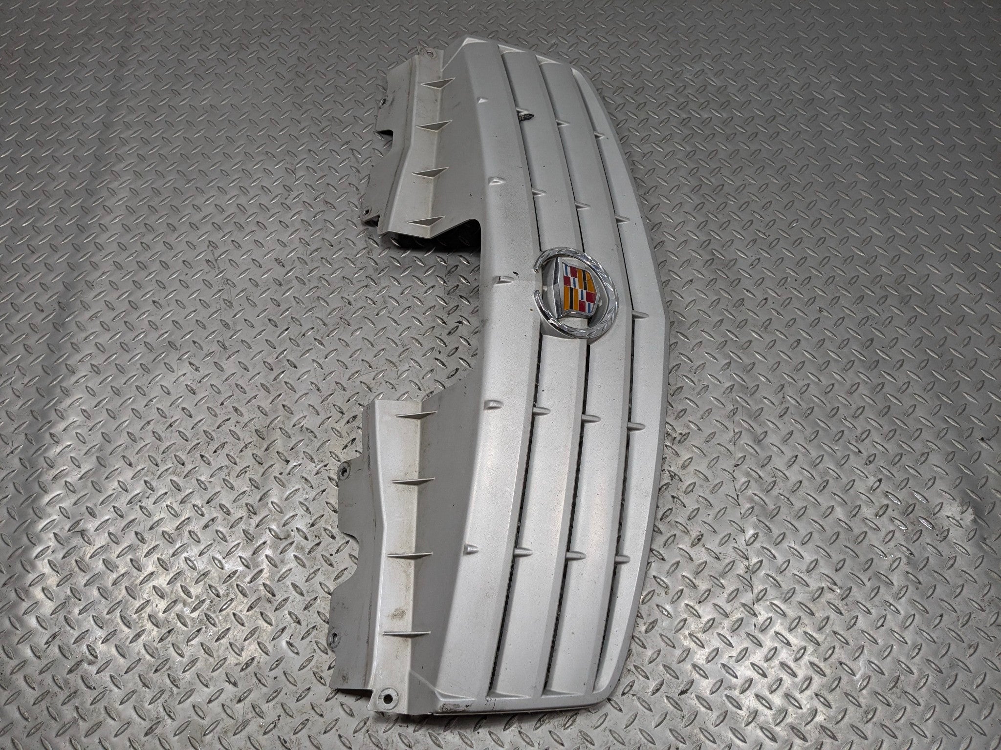 2005 - 2007 OEM CADILLAC CTS FRONT UPPER CENTER GRILL WITH EMBLEM