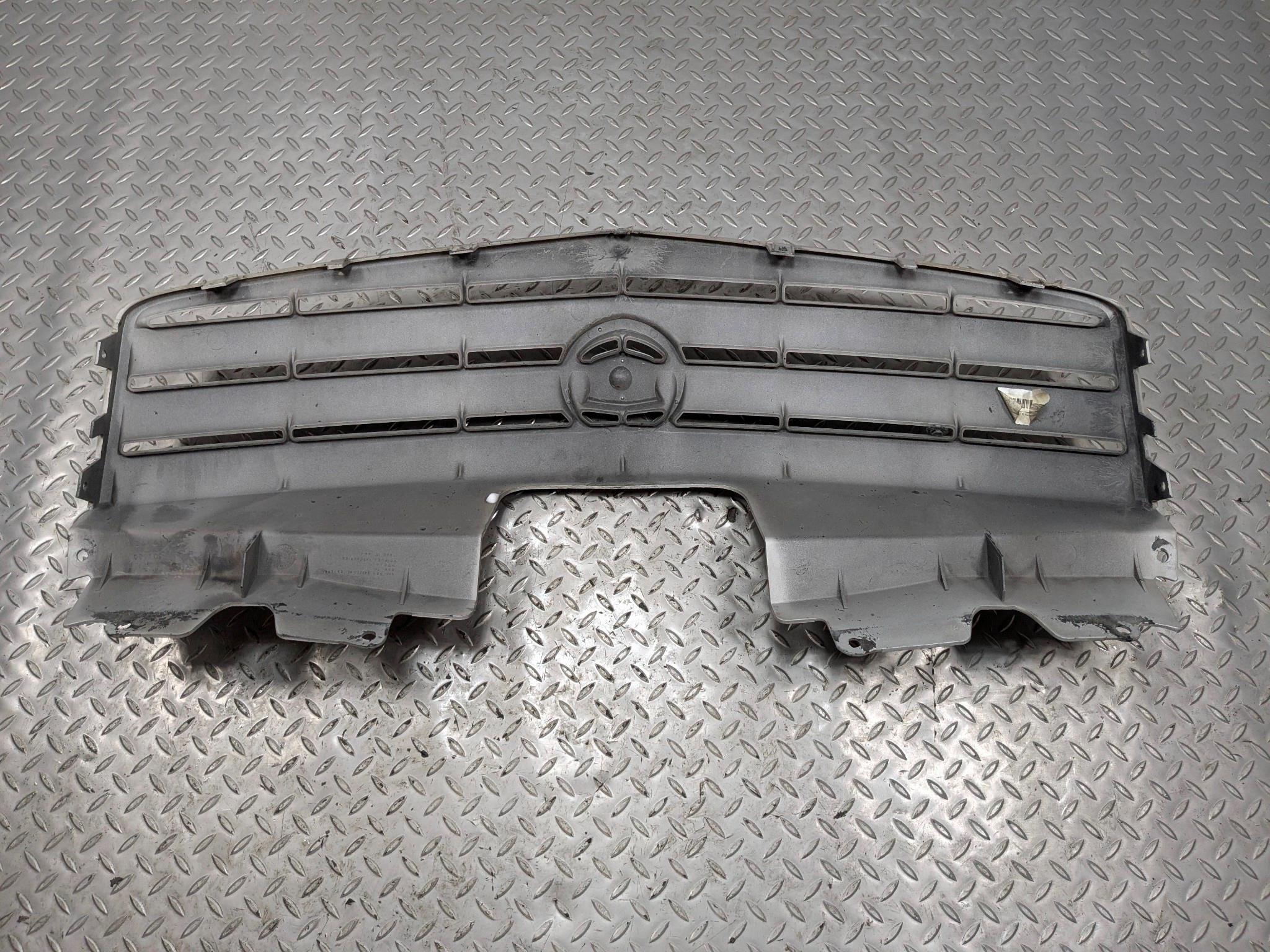 2005 - 2007 OEM CADILLAC CTS FRONT UPPER CENTER GRILL WITH EMBLEM