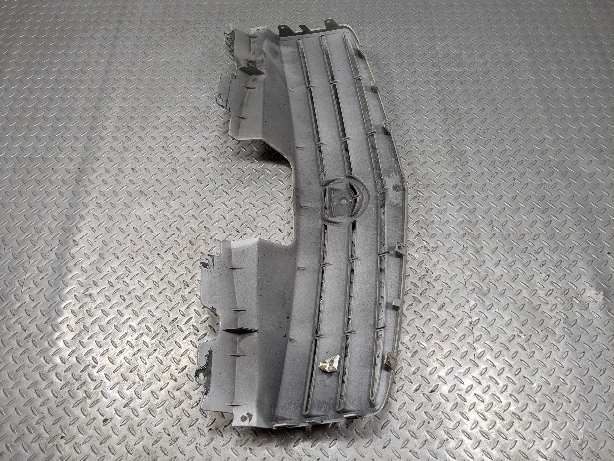 2005 - 2007 OEM CADILLAC CTS FRONT UPPER CENTER GRILL WITH EMBLEM