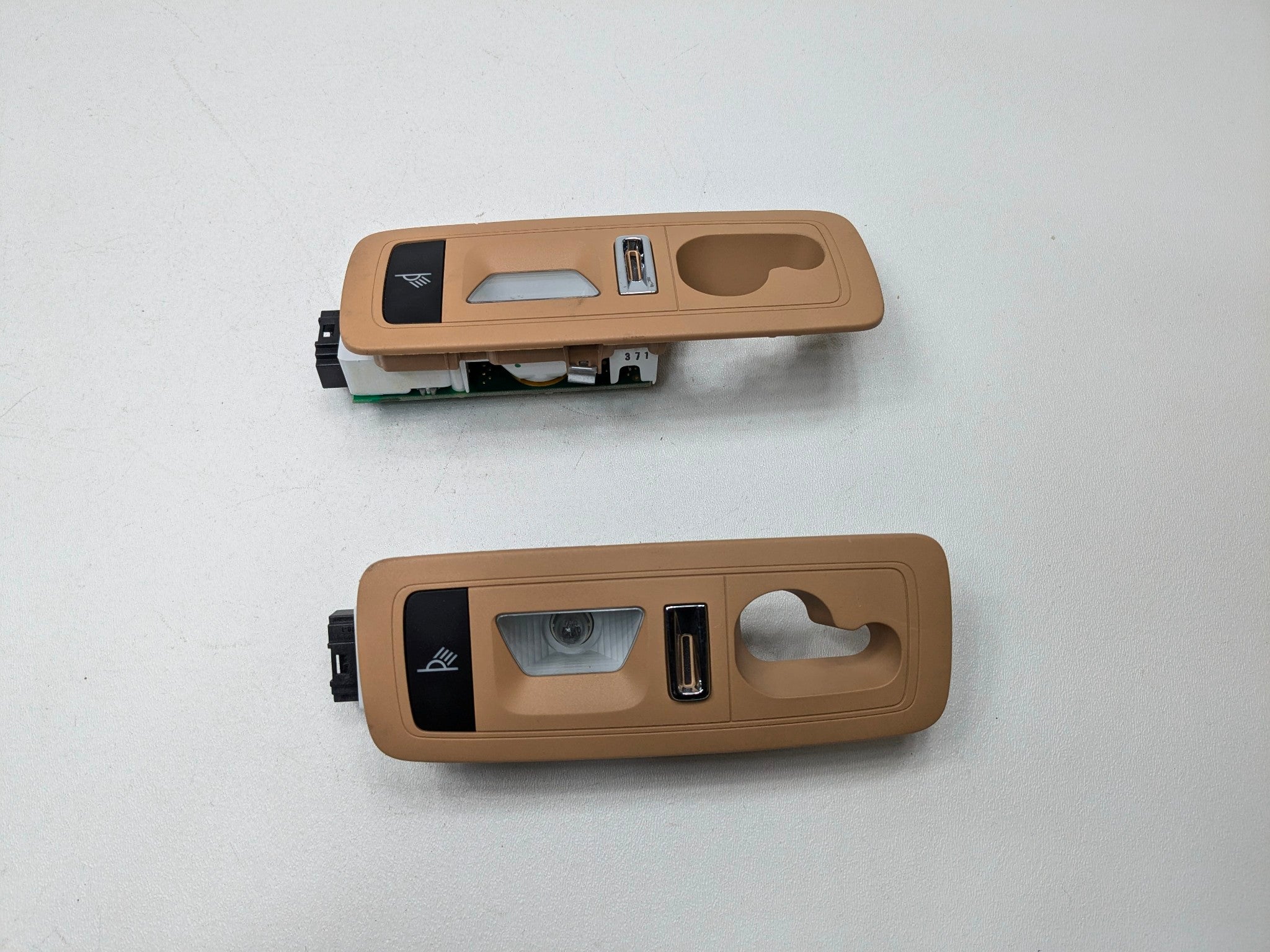 11 - 14 OEM PORSCHE CAYENNE REAR LEFT AND RIGHT INTERIOR DOME LIGHT FRENCH BEIGE