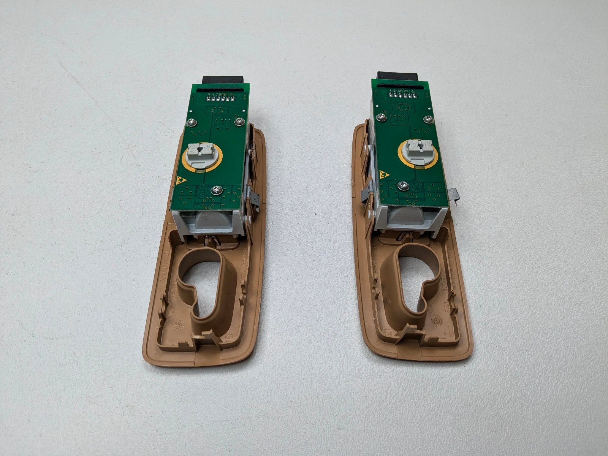 11 - 14 OEM PORSCHE CAYENNE REAR LEFT AND RIGHT INTERIOR DOME LIGHT FRENCH BEIGE