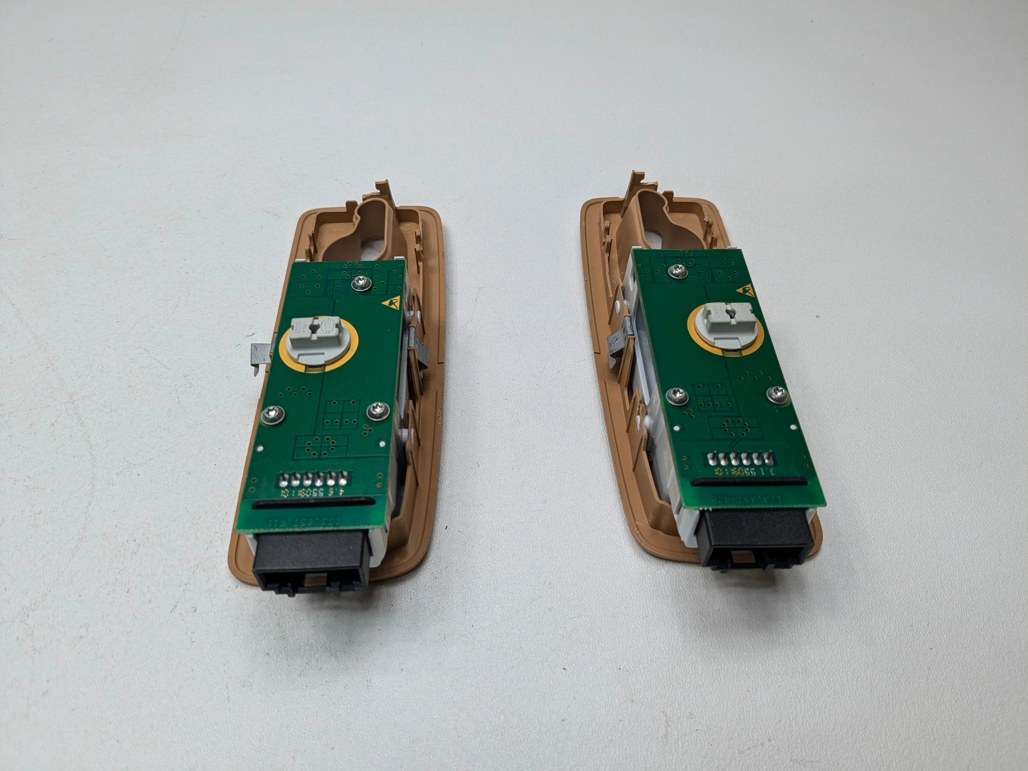 11 - 14 OEM PORSCHE CAYENNE REAR LEFT AND RIGHT INTERIOR DOME LIGHT FRENCH BEIGE