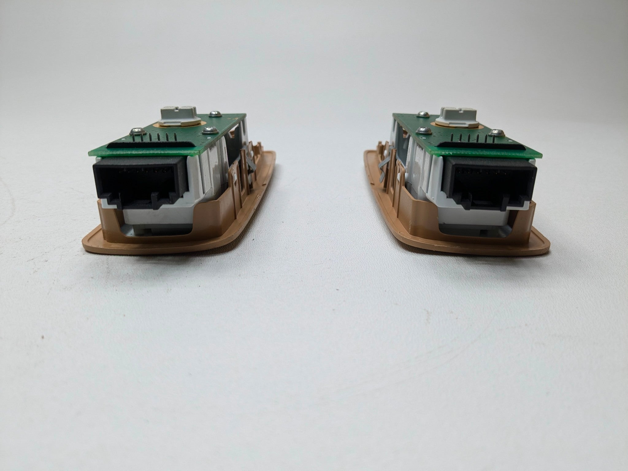 11 - 14 OEM PORSCHE CAYENNE REAR LEFT AND RIGHT INTERIOR DOME LIGHT FRENCH BEIGE