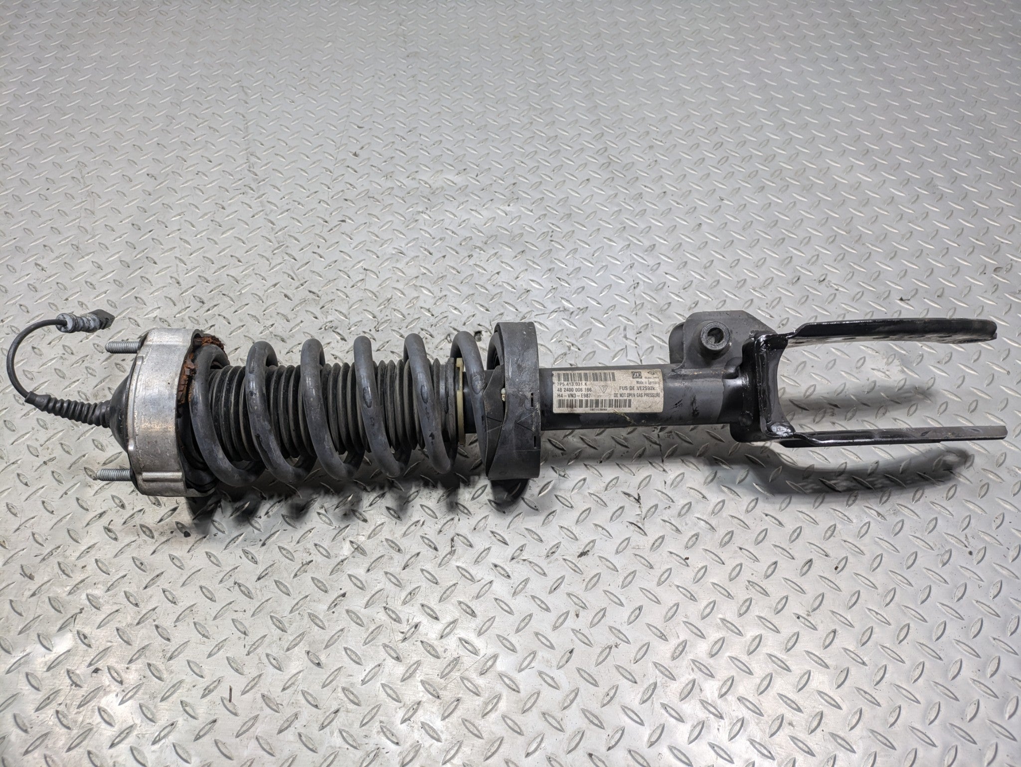 11 - 14 OEM PORSCHE CAYENNE FRONT LEFT SIDE SUSPENSION SHOCK STRUT COIL SPRING