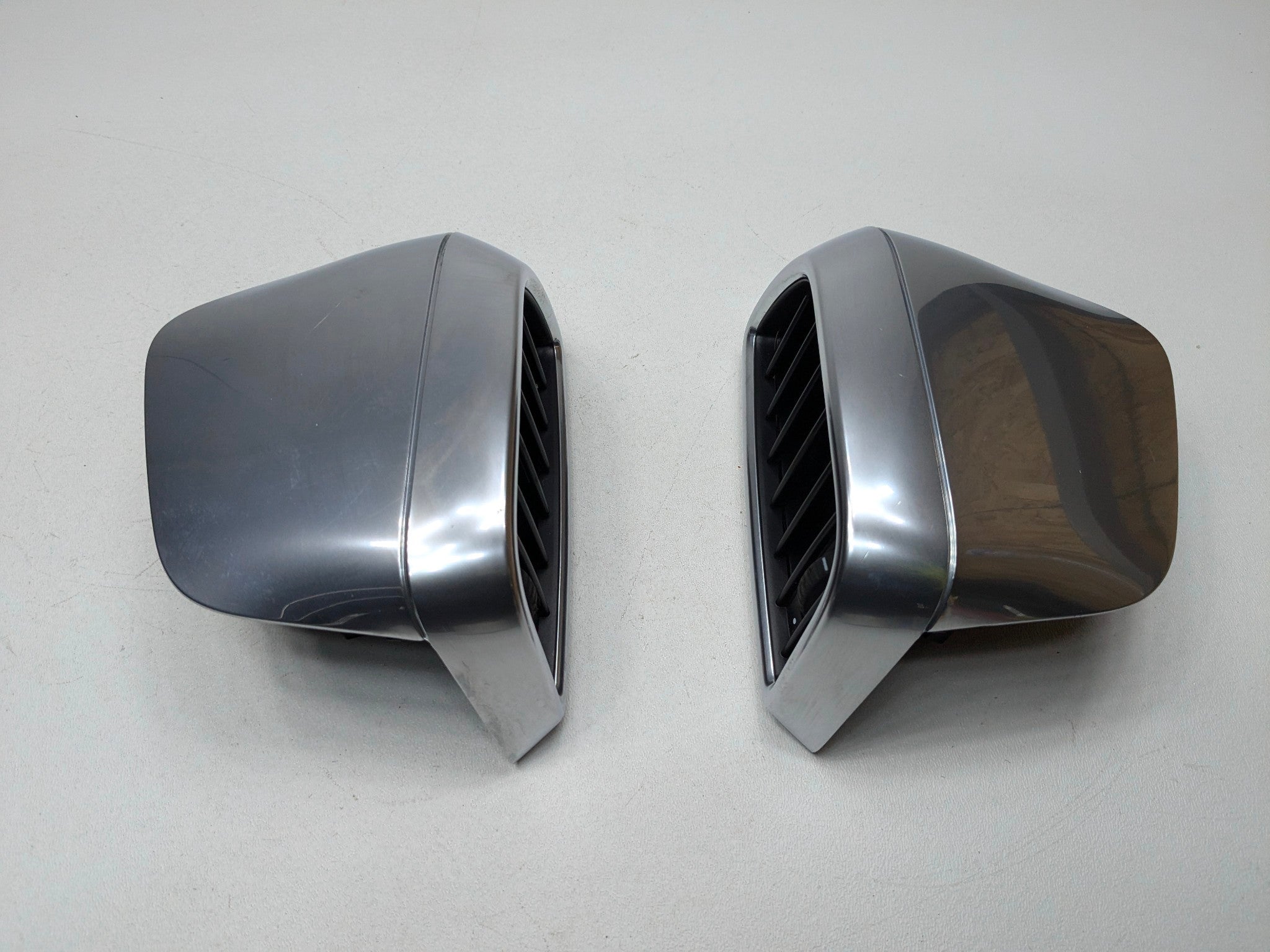 11 - 14 OEM PORSCHE CAYENNE REAR CENTER CONSOLE RIGHT AND LEFT HEATER AC VENT