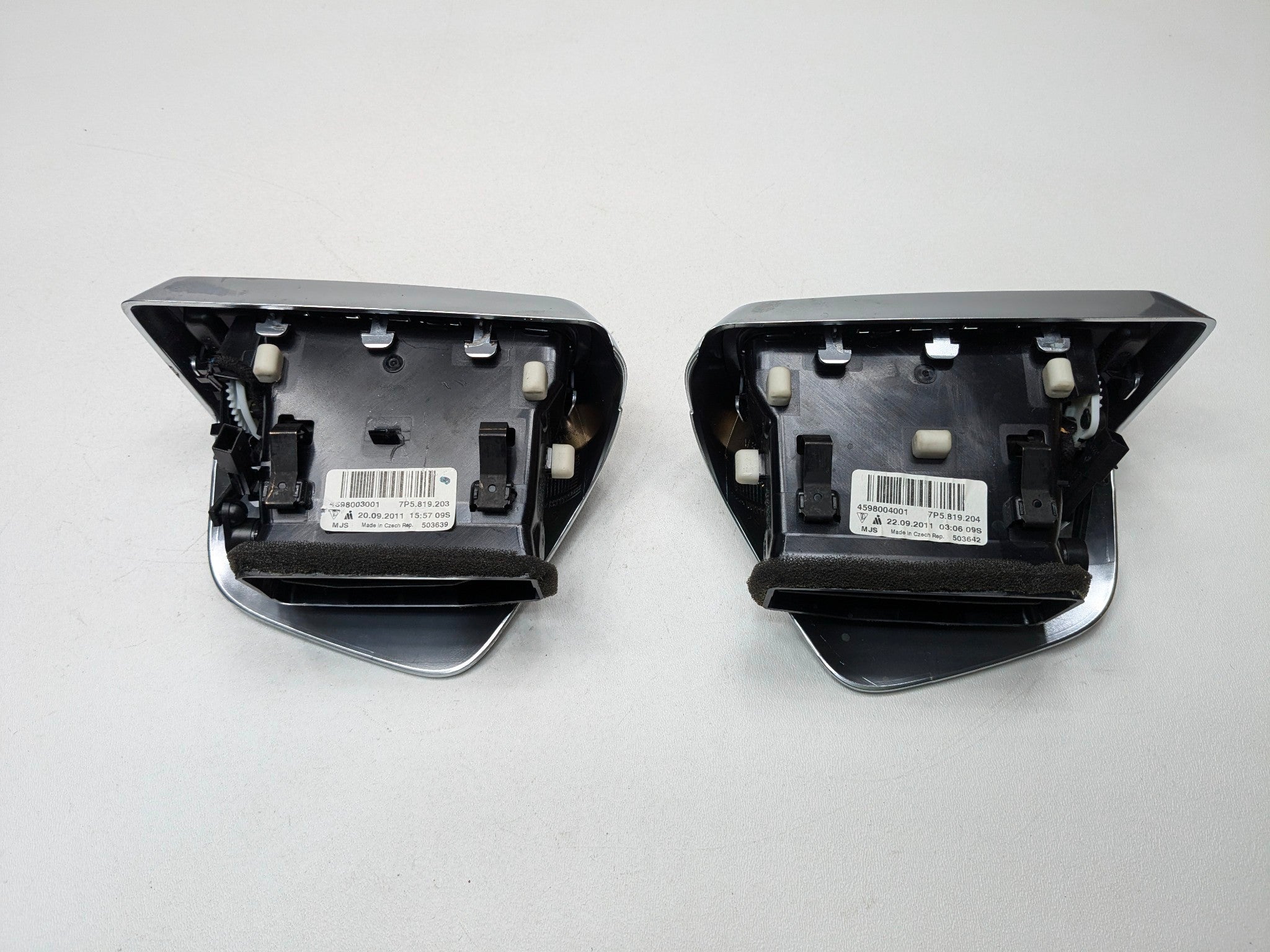 11 - 14 OEM PORSCHE CAYENNE REAR CENTER CONSOLE RIGHT AND LEFT HEATER AC VENT