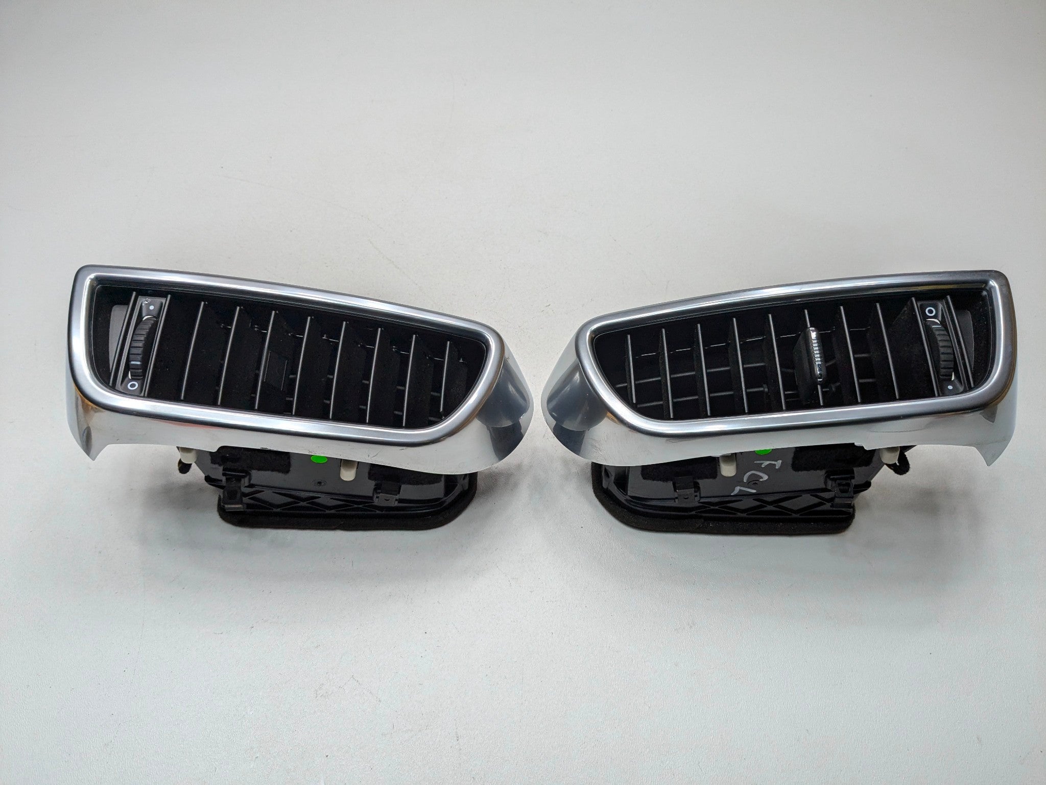 11 - 14 OEM PORSCHE CAYENNE FRONT CENTER RIGHT AND LEFT SIDE DASH HEATER AC VENT