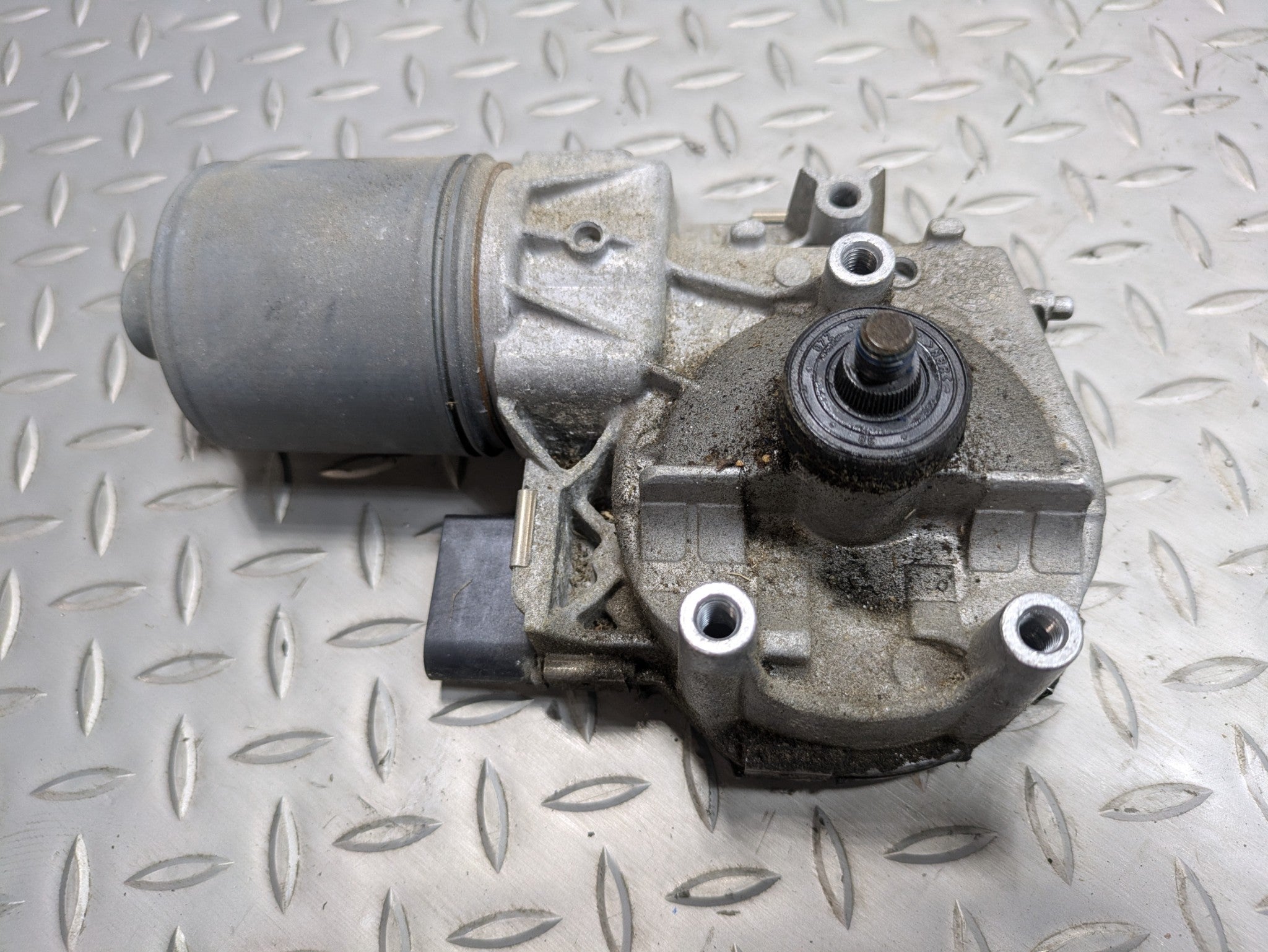 2011 - 2014 OEM PORSCHE CAYENNE FRONT WINDSHIELD WIPER MOTOR ASSEMBLY