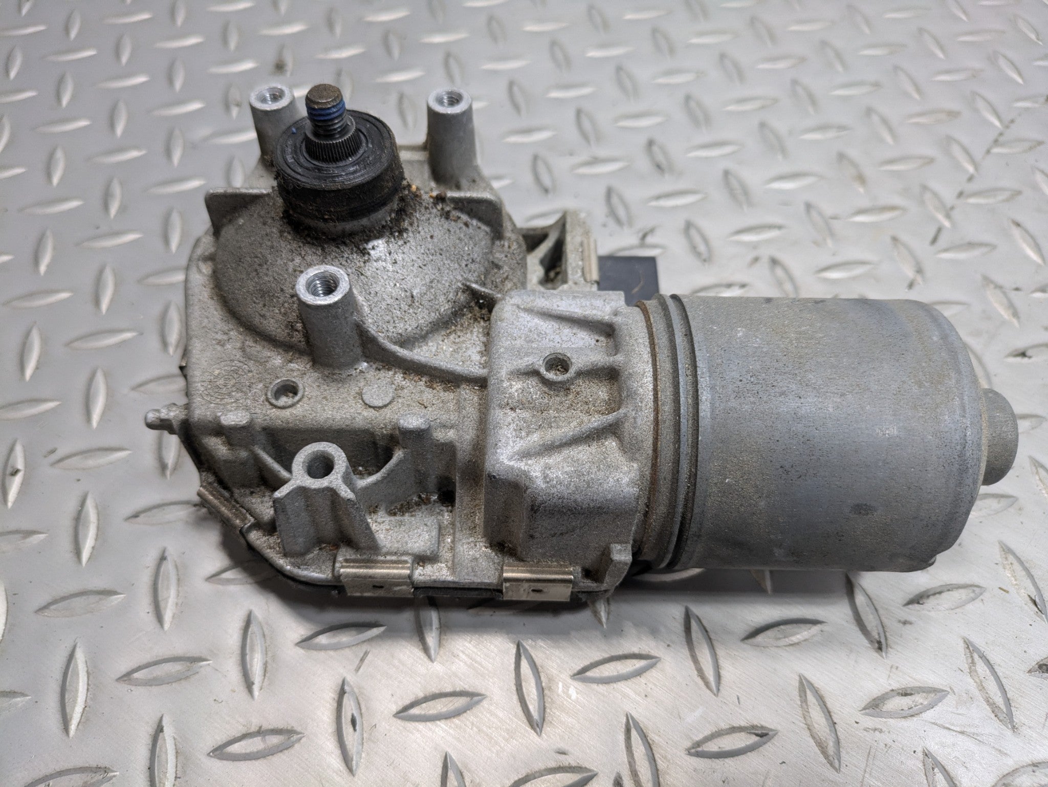 2011 - 2014 OEM PORSCHE CAYENNE FRONT WINDSHIELD WIPER MOTOR ASSEMBLY