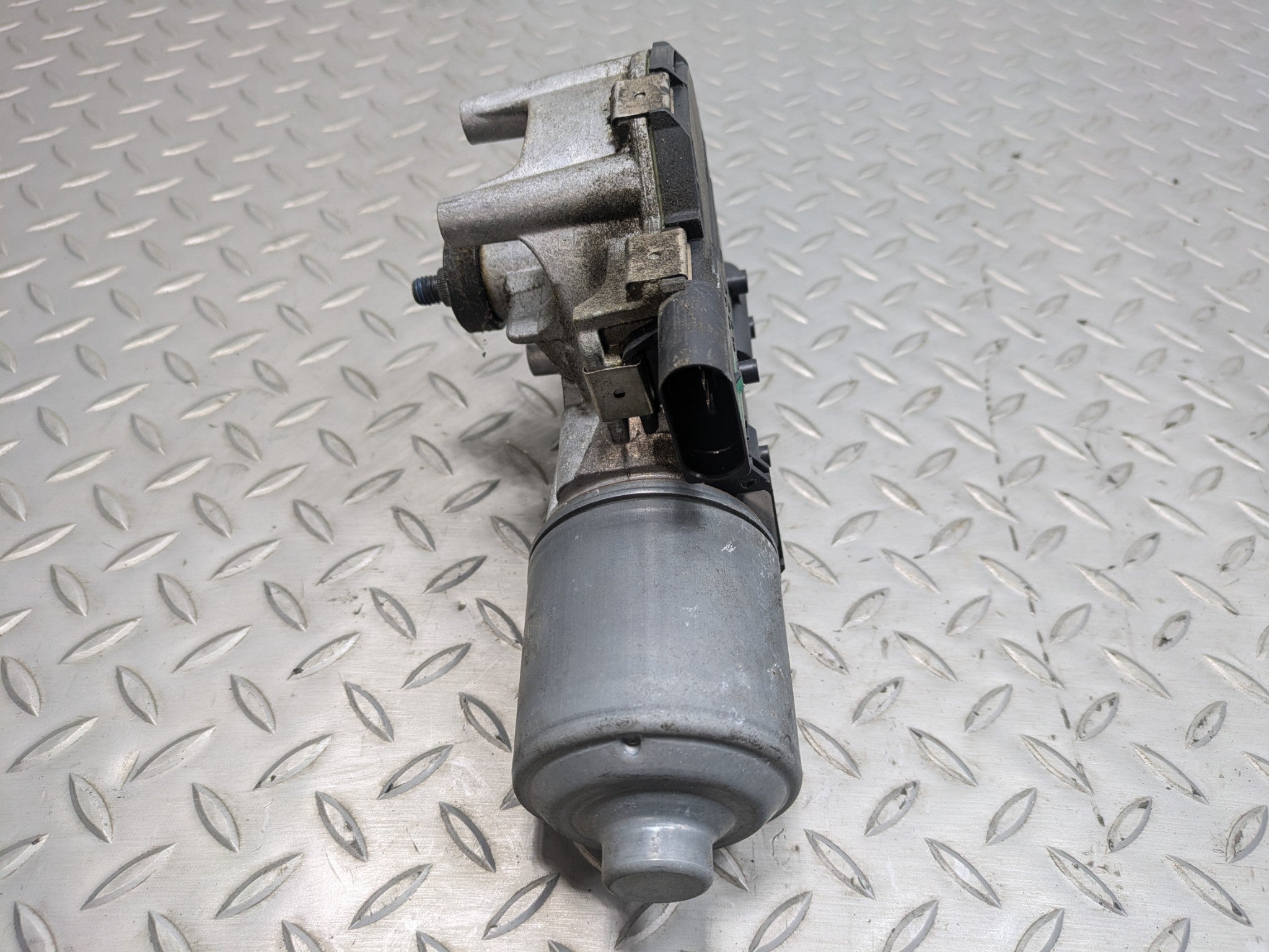 2011 - 2014 OEM PORSCHE CAYENNE FRONT WINDSHIELD WIPER MOTOR ASSEMBLY