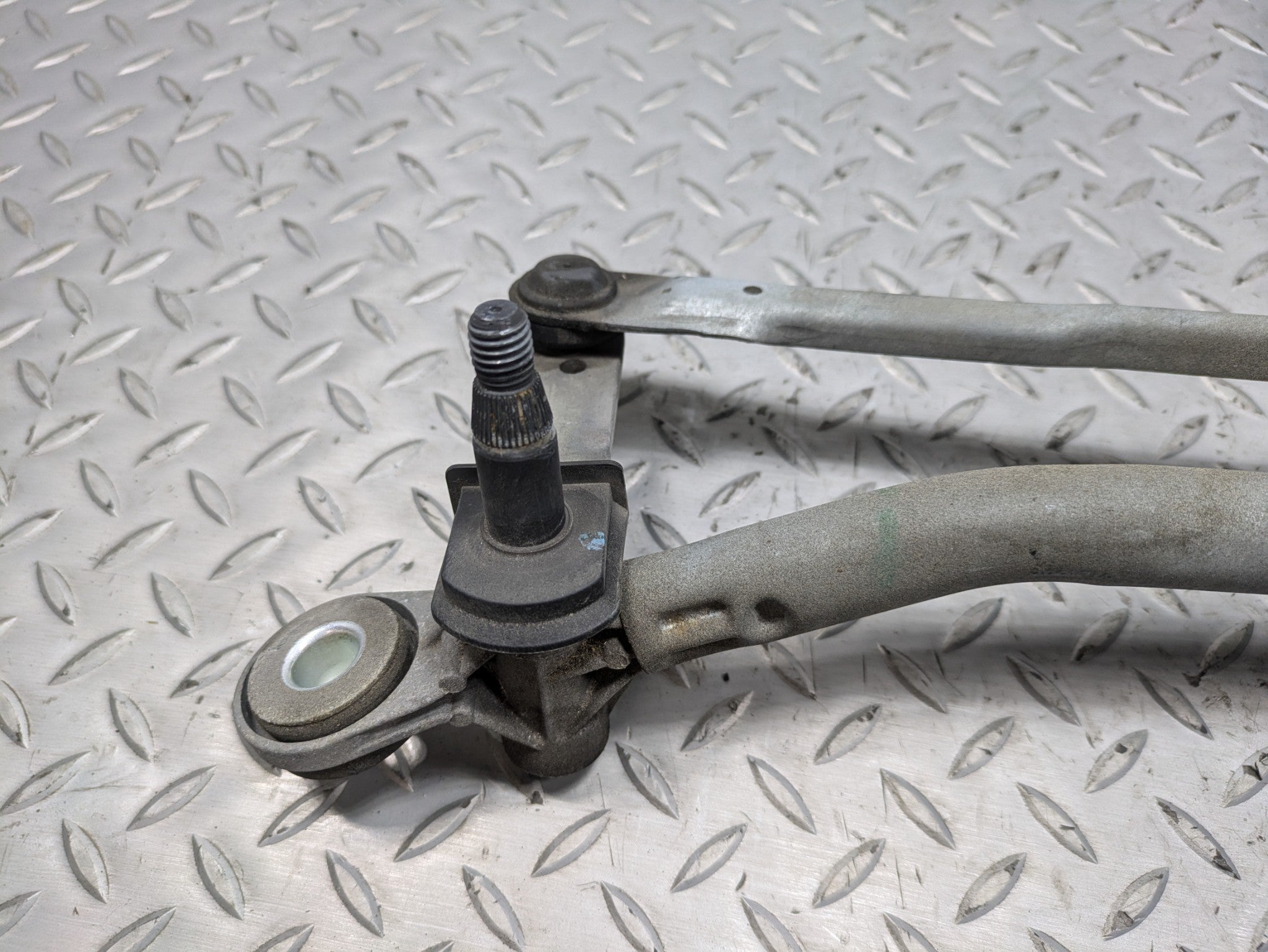 2011 - 2014 OEM PORSCHE CAYENNE FRONT WINDSHIELD WIPER TRANSMISSION LINKAGE