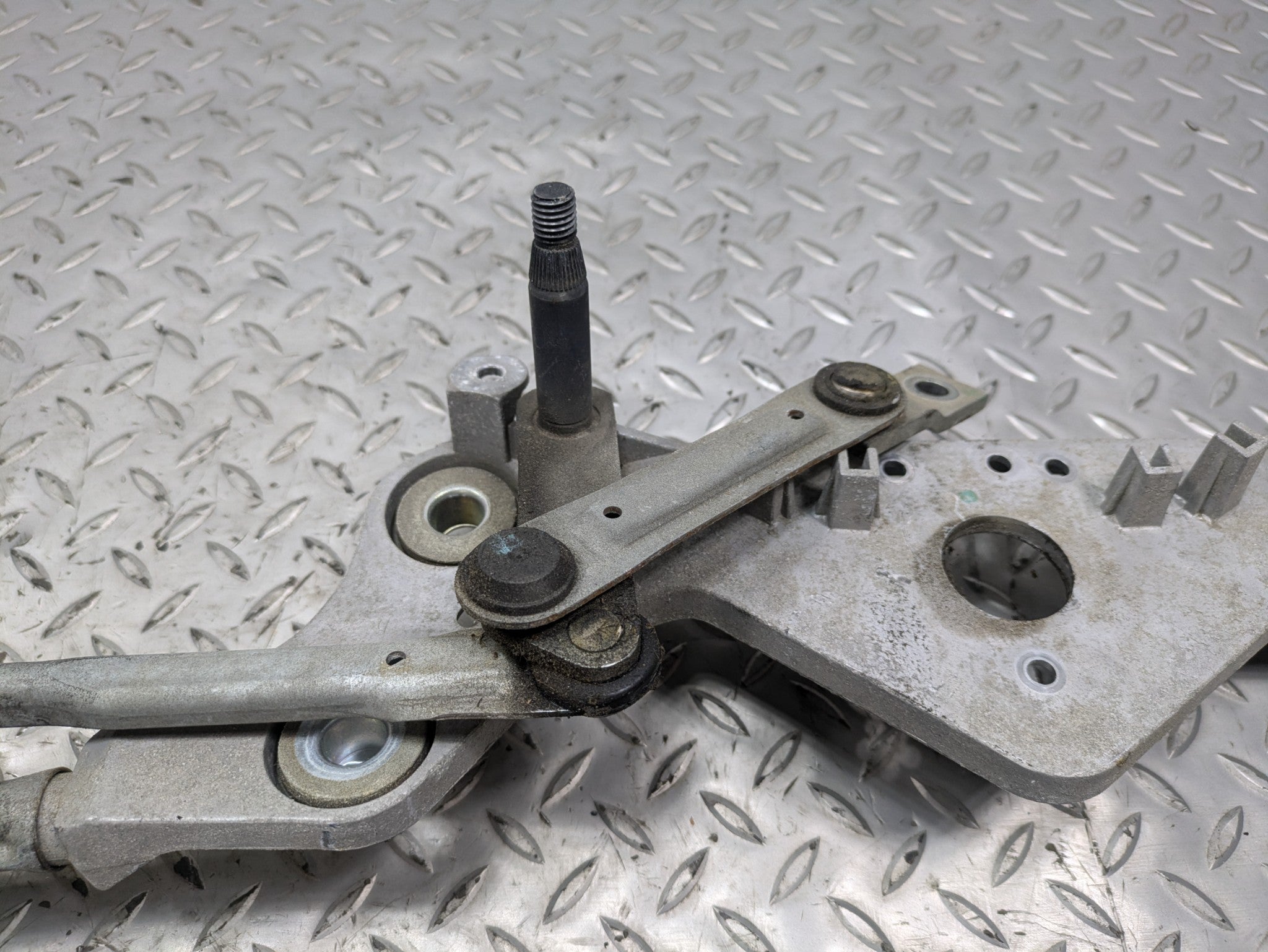 2011 - 2014 OEM PORSCHE CAYENNE FRONT WINDSHIELD WIPER TRANSMISSION LINKAGE