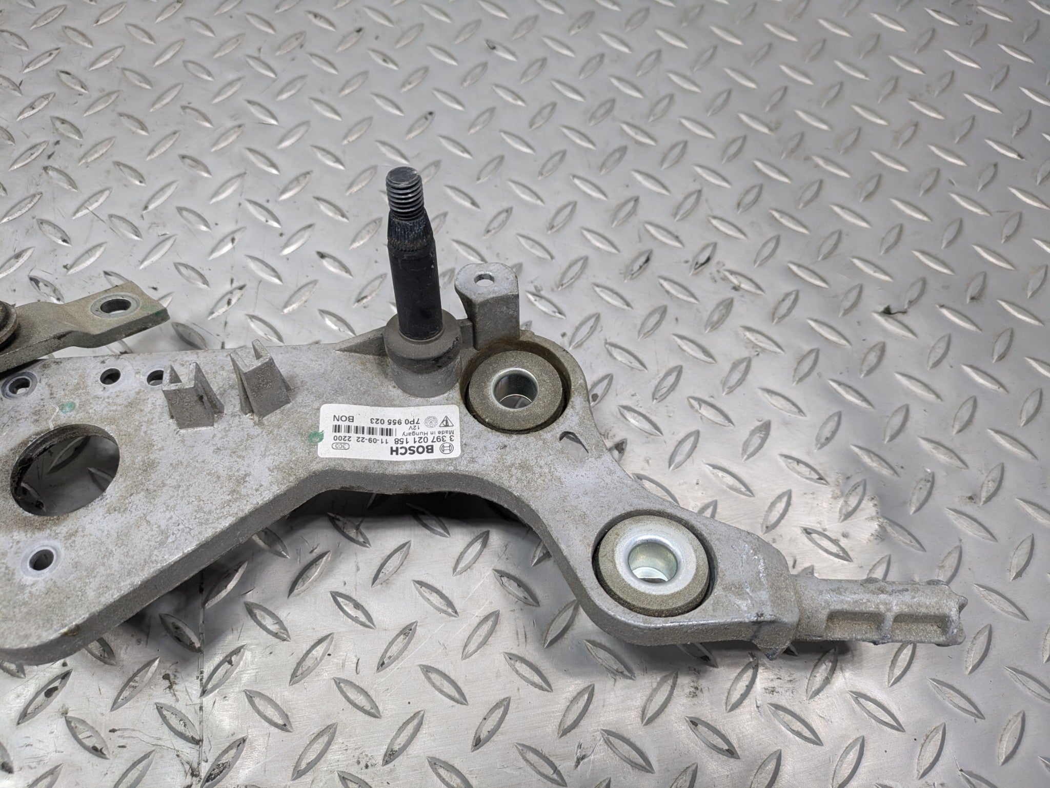2011 - 2014 OEM PORSCHE CAYENNE FRONT WINDSHIELD WIPER TRANSMISSION LINKAGE