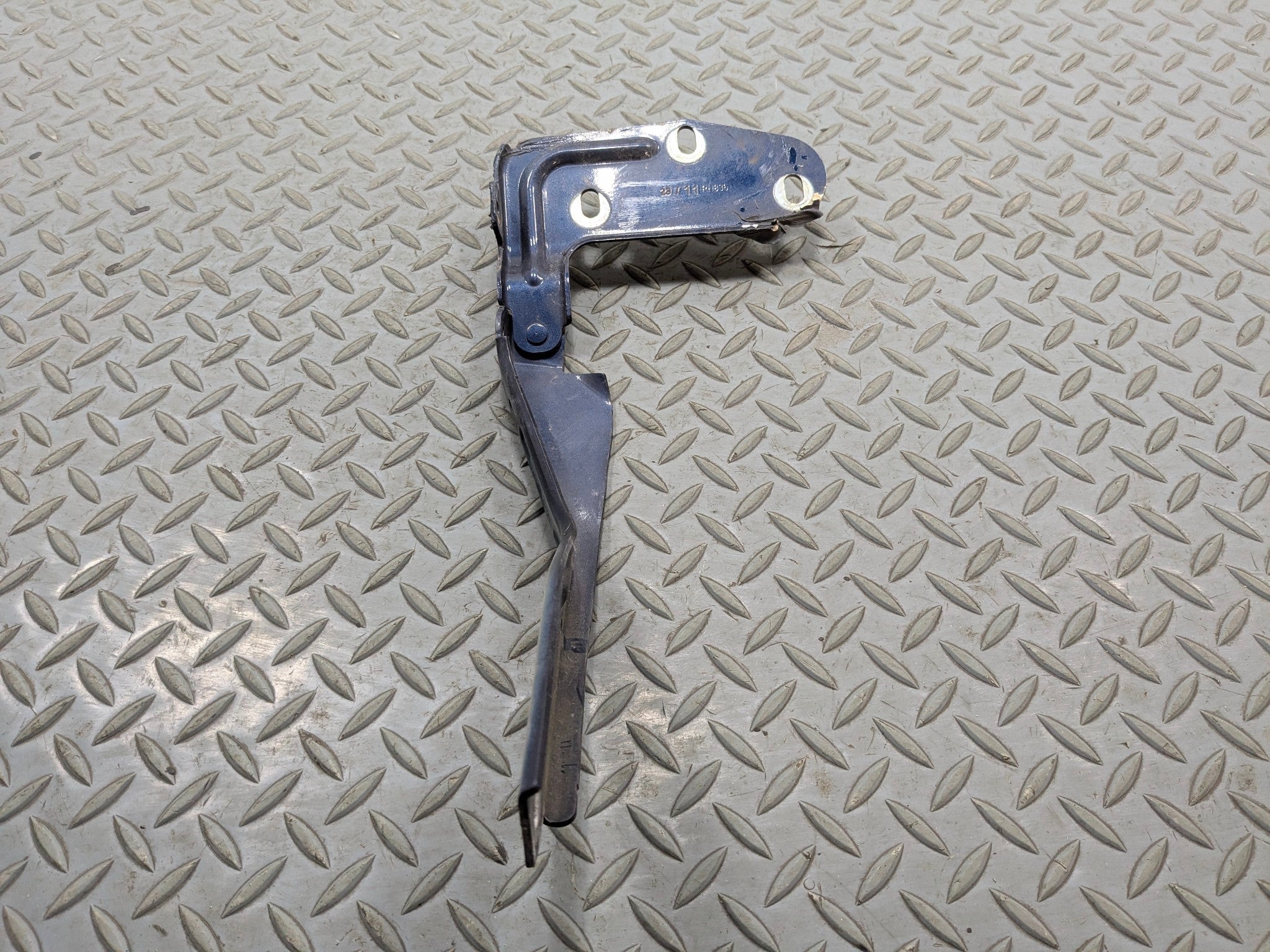 11 - 14 OEM PORSCHE CAYENNE FRONT RIGHT PASSENGER SIDE HOOD BONNET HINGE BRACKET