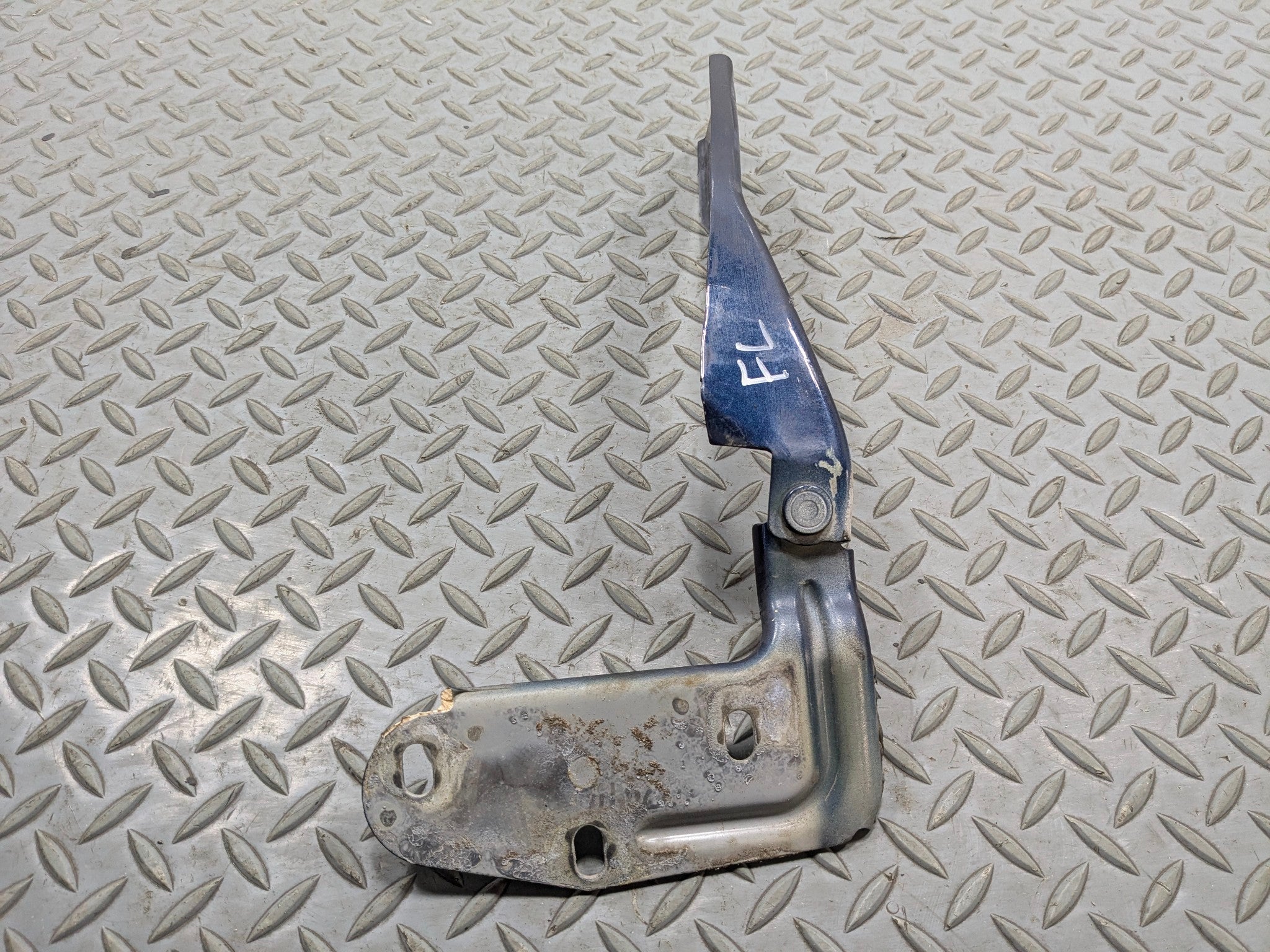 2011 - 2014 OEM PORSCHE CAYENNE FRONT LEFT DRIVER SIDE HOOD BONNET HINGE BRACKET