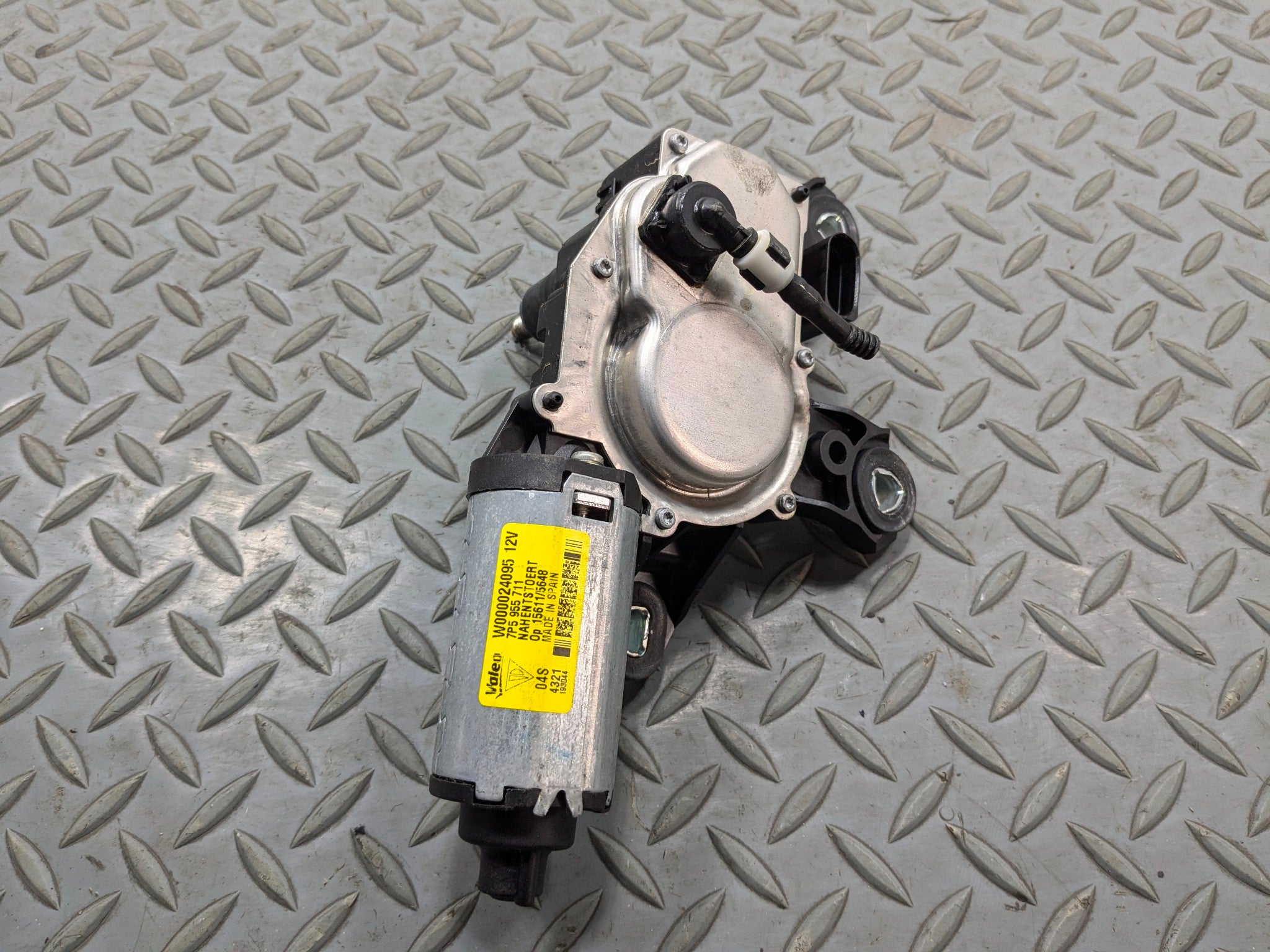 2011 - 2014 OEM PORSCHE CAYENNE REAR TRUNK WINDSHIELD WINDOW WIPER MOTOR