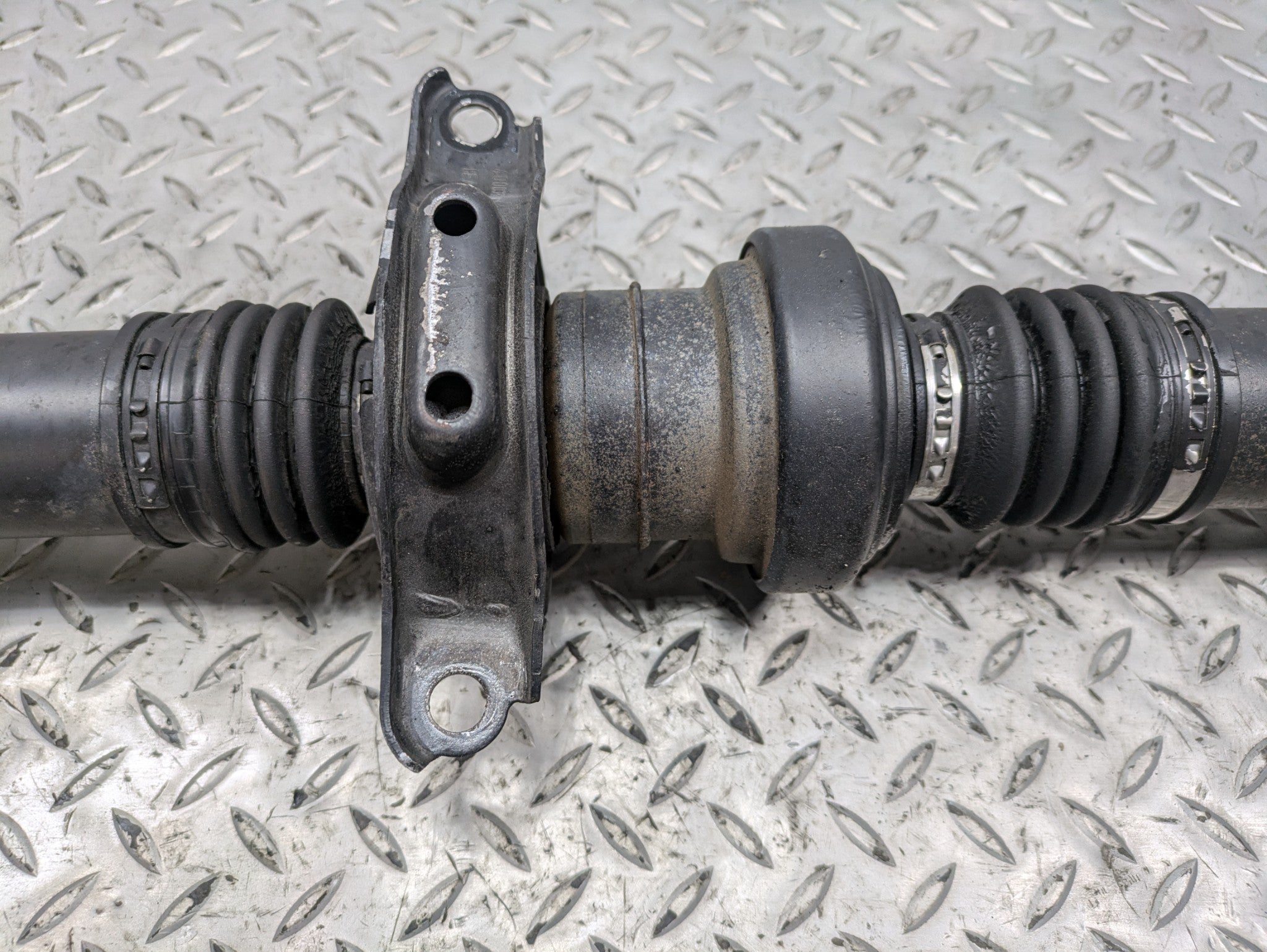 2011 - 2014 OEM PORSCHE CAYENNE REAR DRIVESHAFT CARDON PROPELLER 4.8L