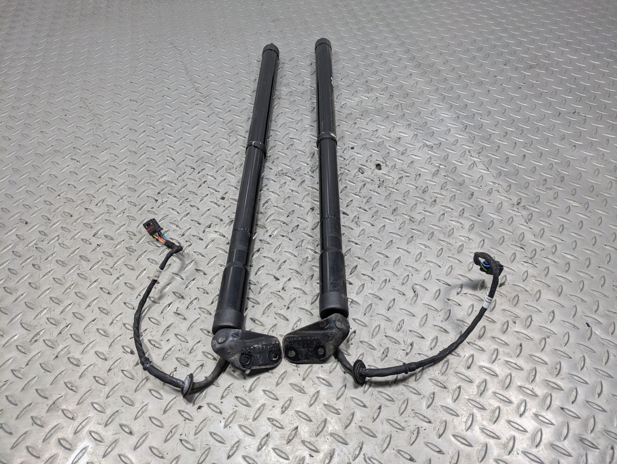 11 - 14 OEM PORSCHE CAYENNE REAR LEFT AND RIGHT SIDE HATCH SUPPORT STRUTS SET