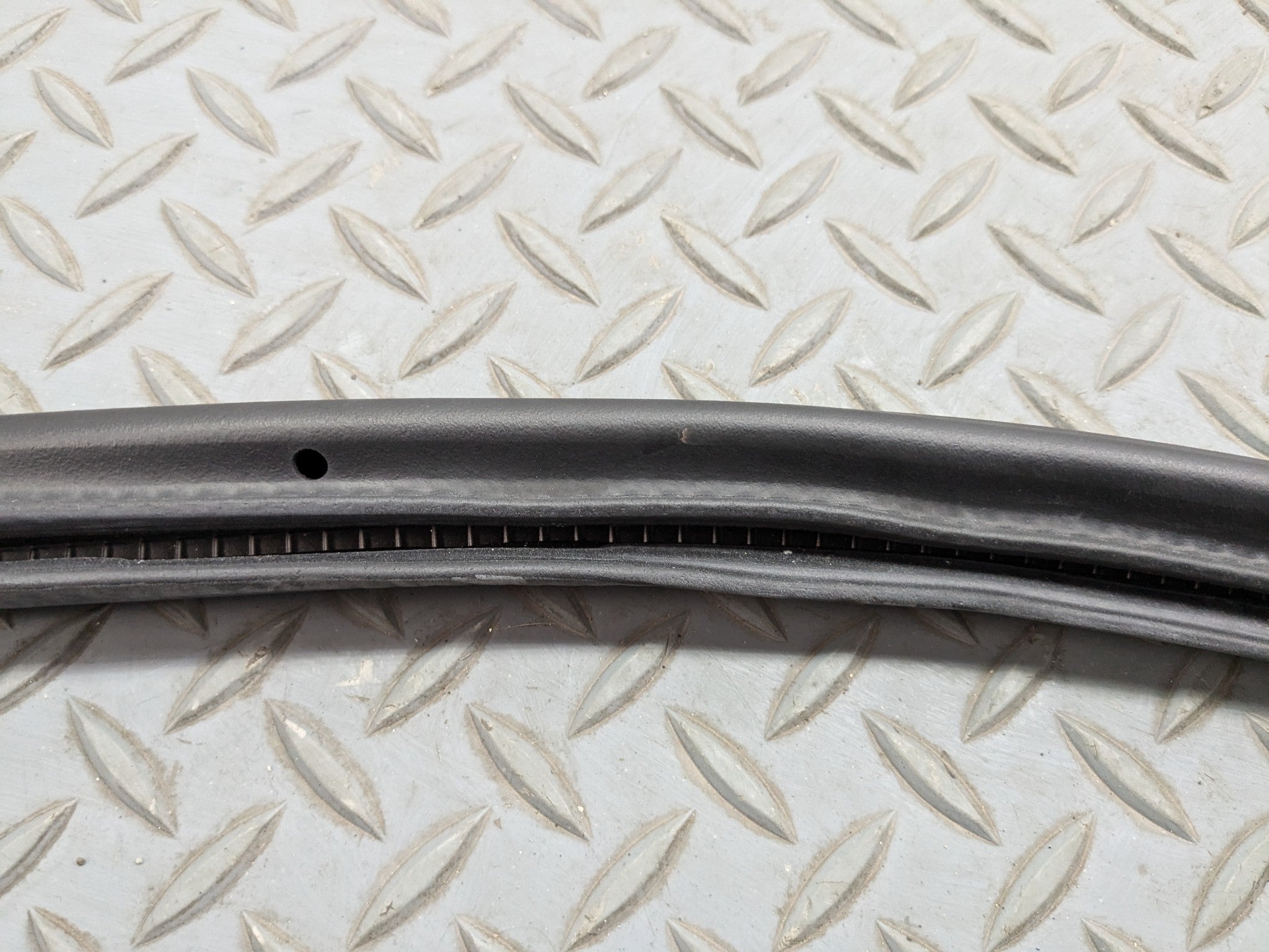 2011 - 2014 OEM PORSCHE CAYENNE FRONT LEFT DRIVER SIDE WEATHER STRIPPING RUBBER
