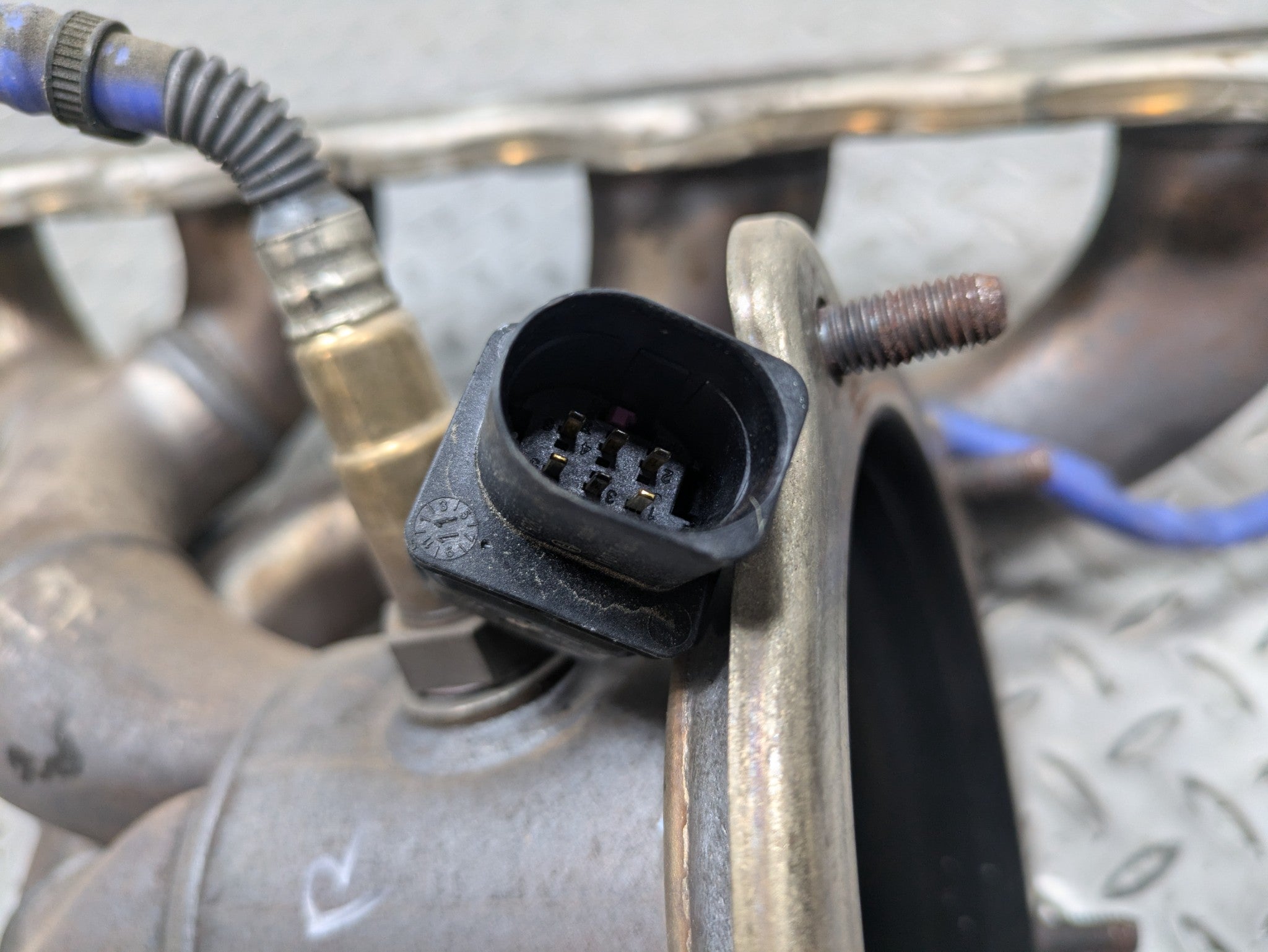 10 - 18 OEM PORSCHE CAYENNE WITHOUT TURBO FRONT RIGHT EXHAUST MANIFOLD HEADER