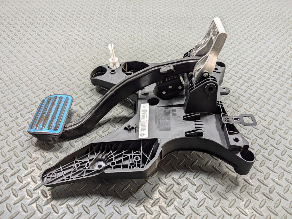 11 - 14 OEM PORSCHE CAYENNE COMPLETE FOOT STEP BRAKE PEDAL WITH BRACKET ASSEMBLY