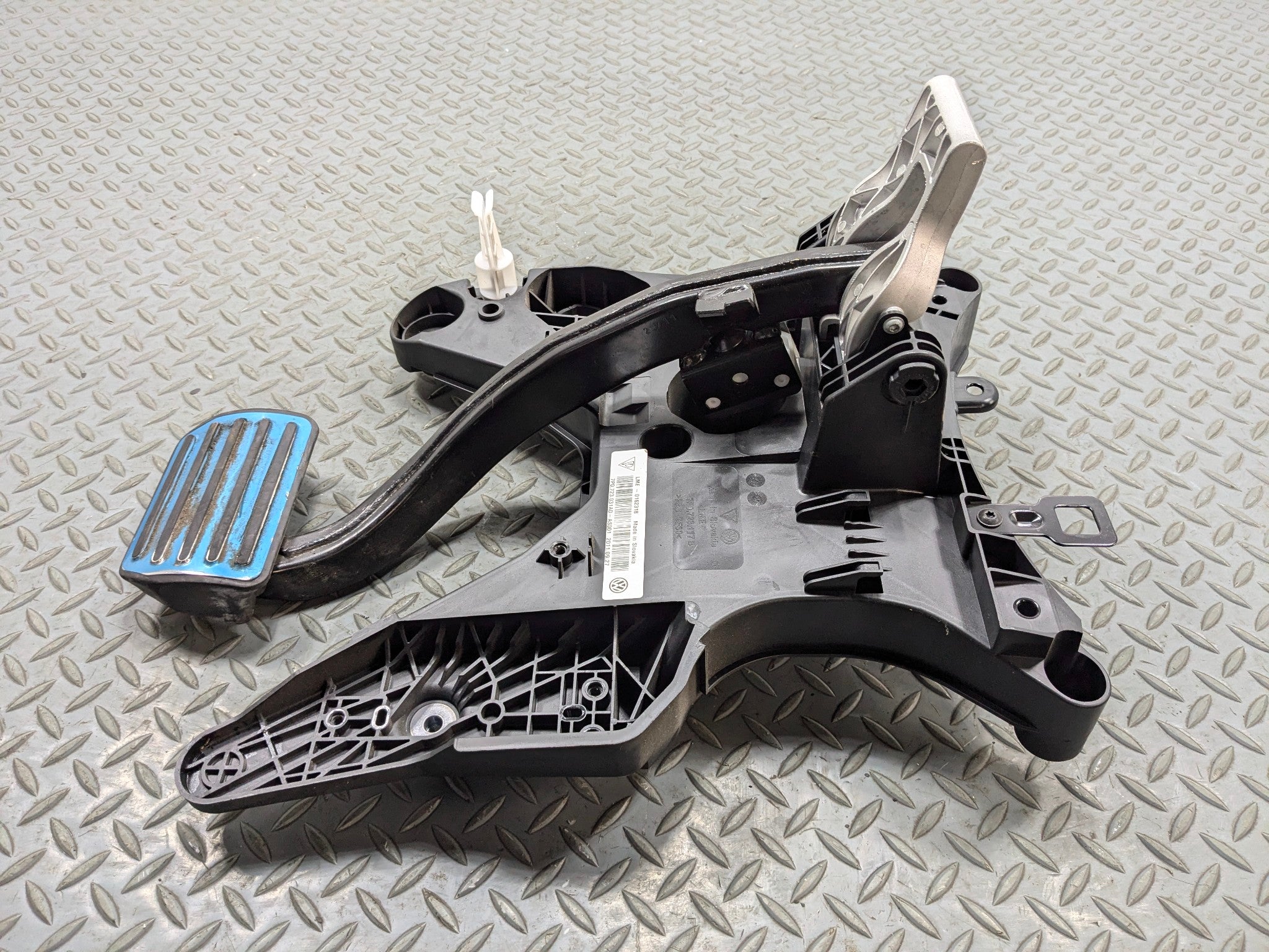 11 - 14 OEM PORSCHE CAYENNE COMPLETE FOOT STEP BRAKE PEDAL WITH BRACKET ASSEMBLY