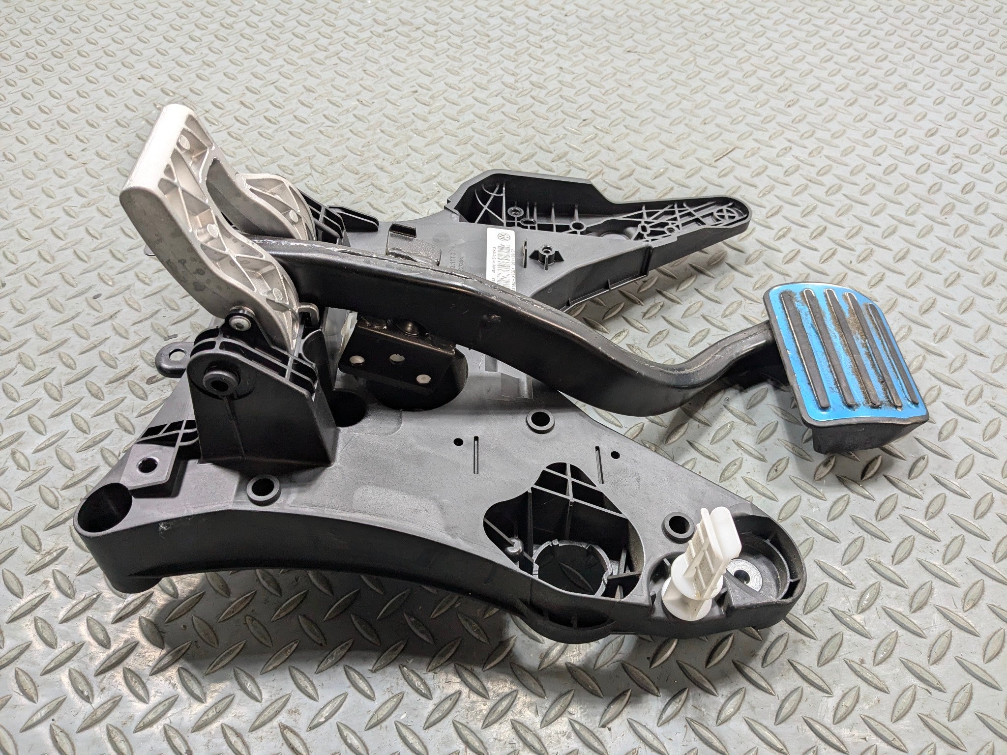 11 - 14 OEM PORSCHE CAYENNE COMPLETE FOOT STEP BRAKE PEDAL WITH BRACKET ASSEMBLY
