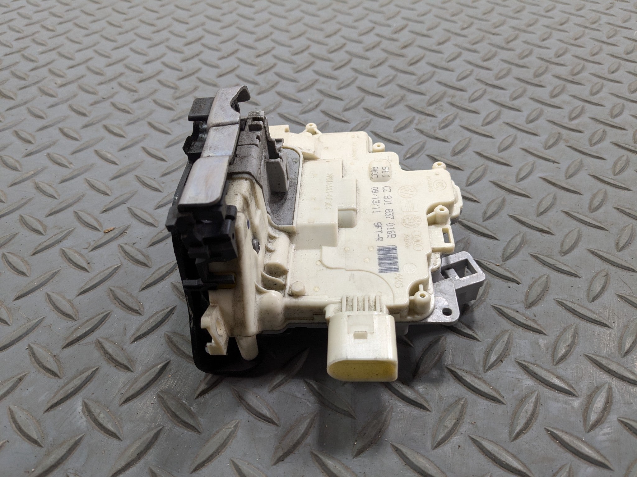 11 - 14 OEM PORSCHE CAYENNE FRONT RIGHT PASSENGER SIDE DOOR LATCH LOCK ACTUATOR