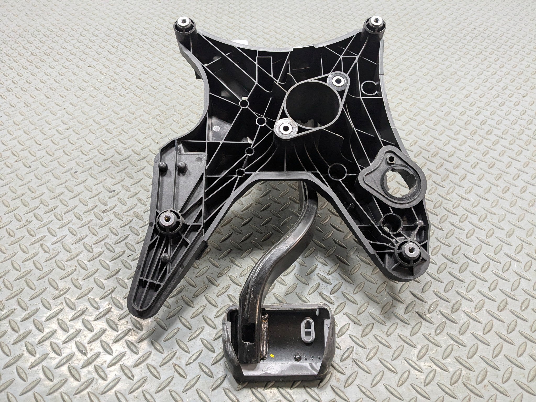 11 - 14 OEM PORSCHE CAYENNE COMPLETE FOOT STEP BRAKE PEDAL WITH BRACKET ASSEMBLY