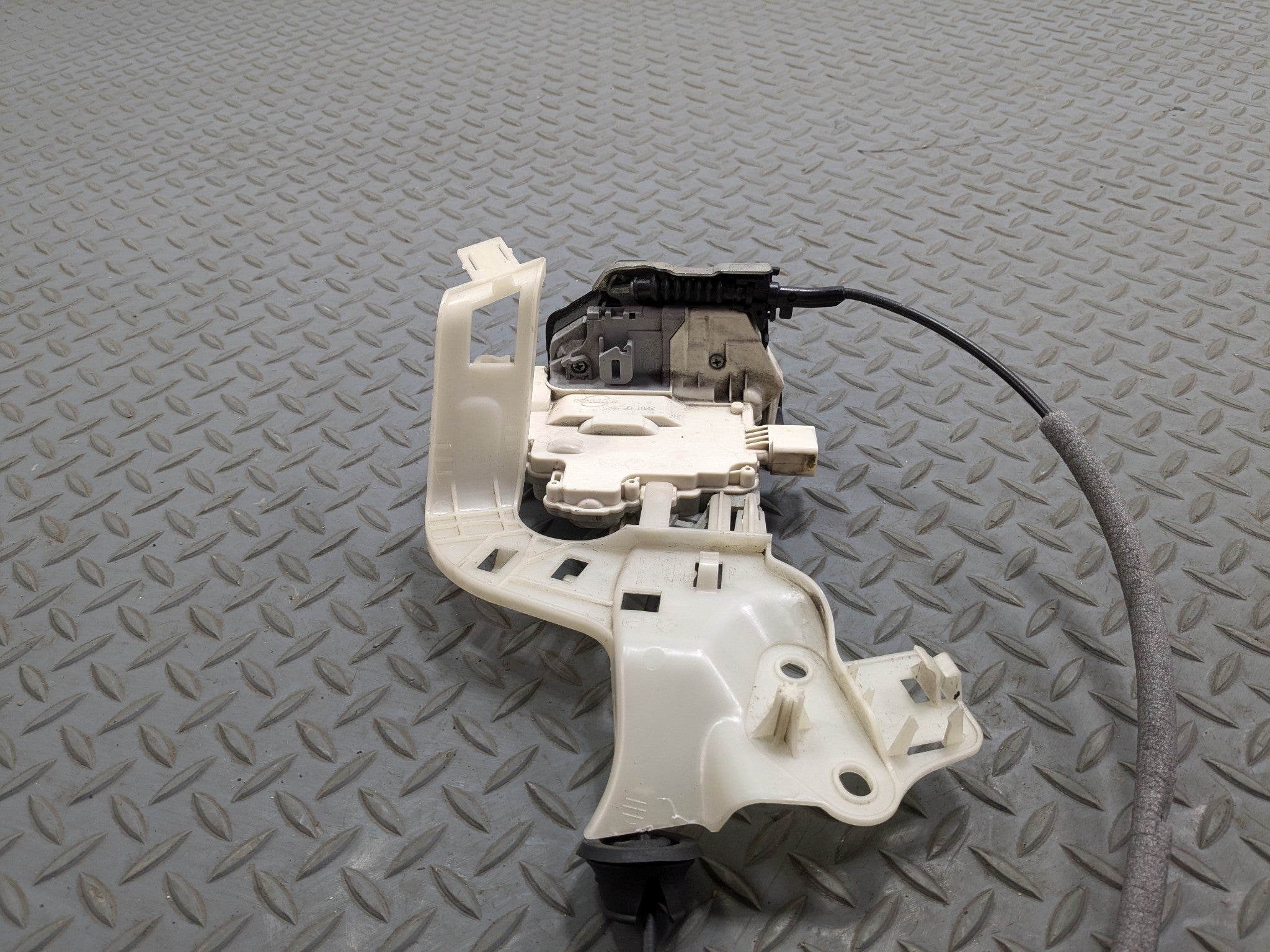 2011 - 2014 OEM PORSCHE CAYENNE REAR LEFT DRIVER SIDE DOOR LATCH LOCK ACTUATOR