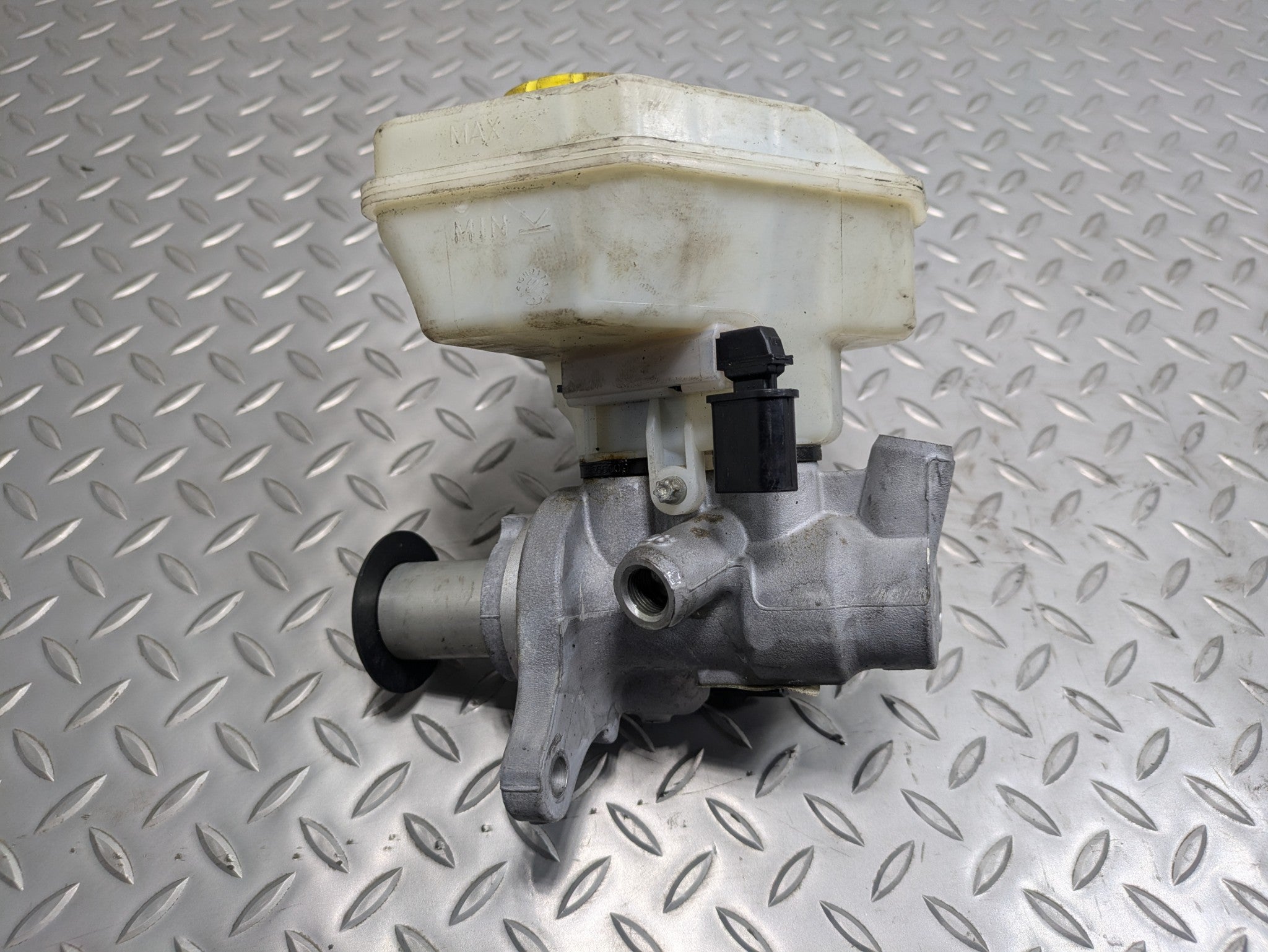 2011 - 2014 OEM PORSCHE CAYENNE BRAKE MASTER CYLINDER WITH RESERVOIR ASSEMBLY