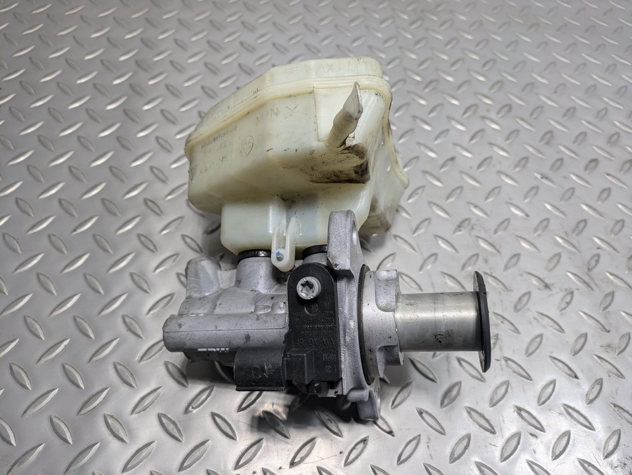 2011 - 2014 OEM PORSCHE CAYENNE BRAKE MASTER CYLINDER WITH RESERVOIR ASSEMBLY