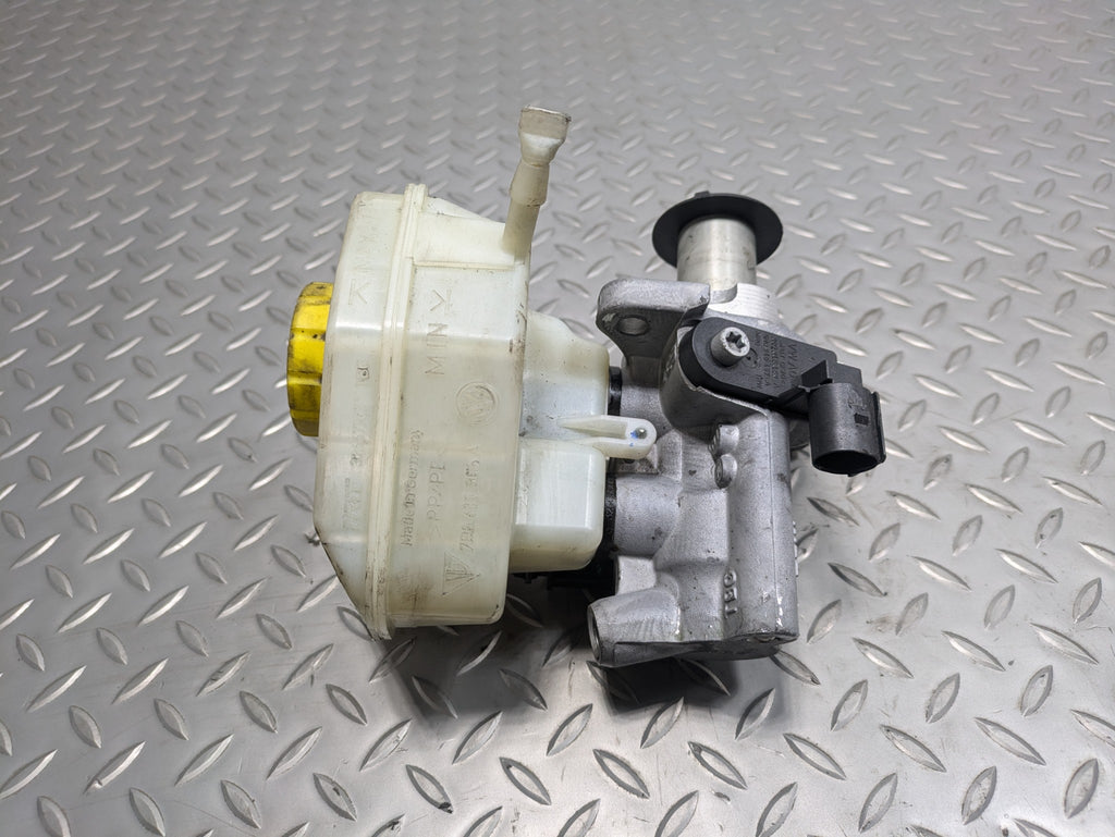 2011 - 2014 OEM PORSCHE CAYENNE BRAKE MASTER CYLINDER WITH RESERVOIR ASSEMBLY