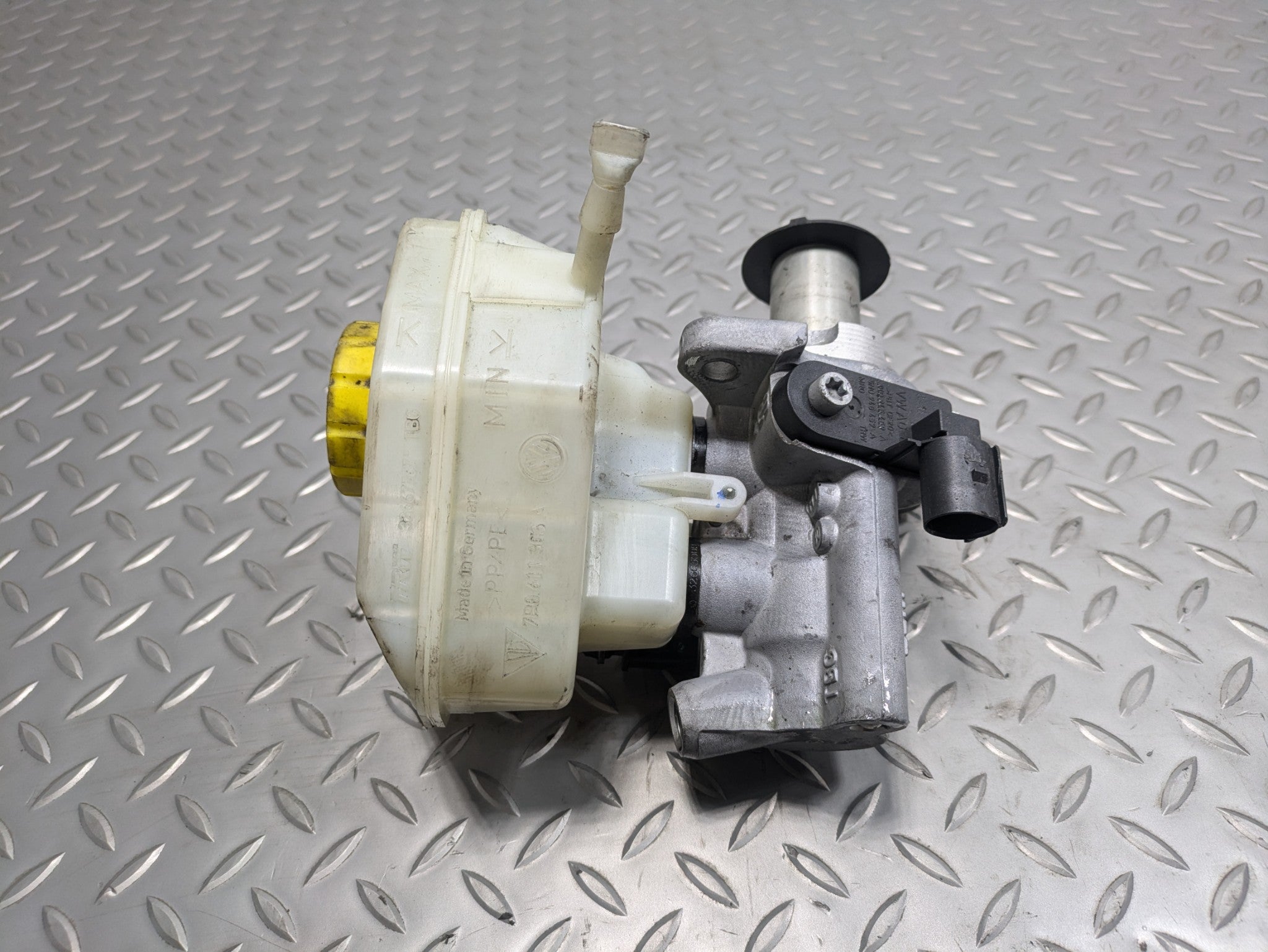 2011 - 2014 OEM PORSCHE CAYENNE BRAKE MASTER CYLINDER WITH RESERVOIR ASSEMBLY