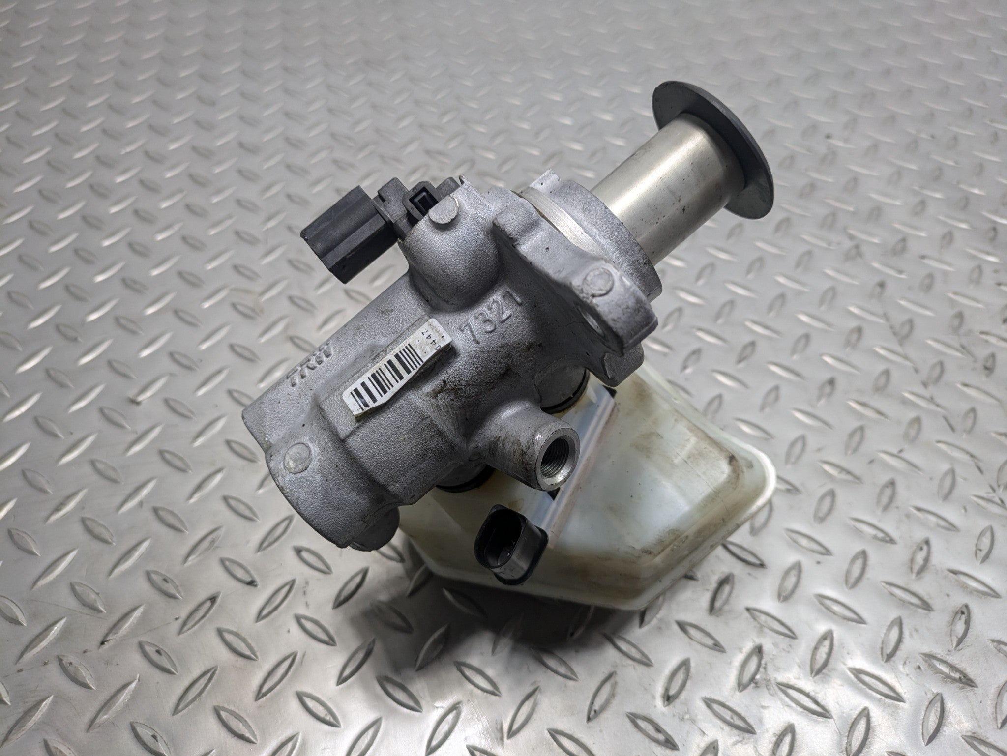 2011 - 2014 OEM PORSCHE CAYENNE BRAKE MASTER CYLINDER WITH RESERVOIR ASSEMBLY