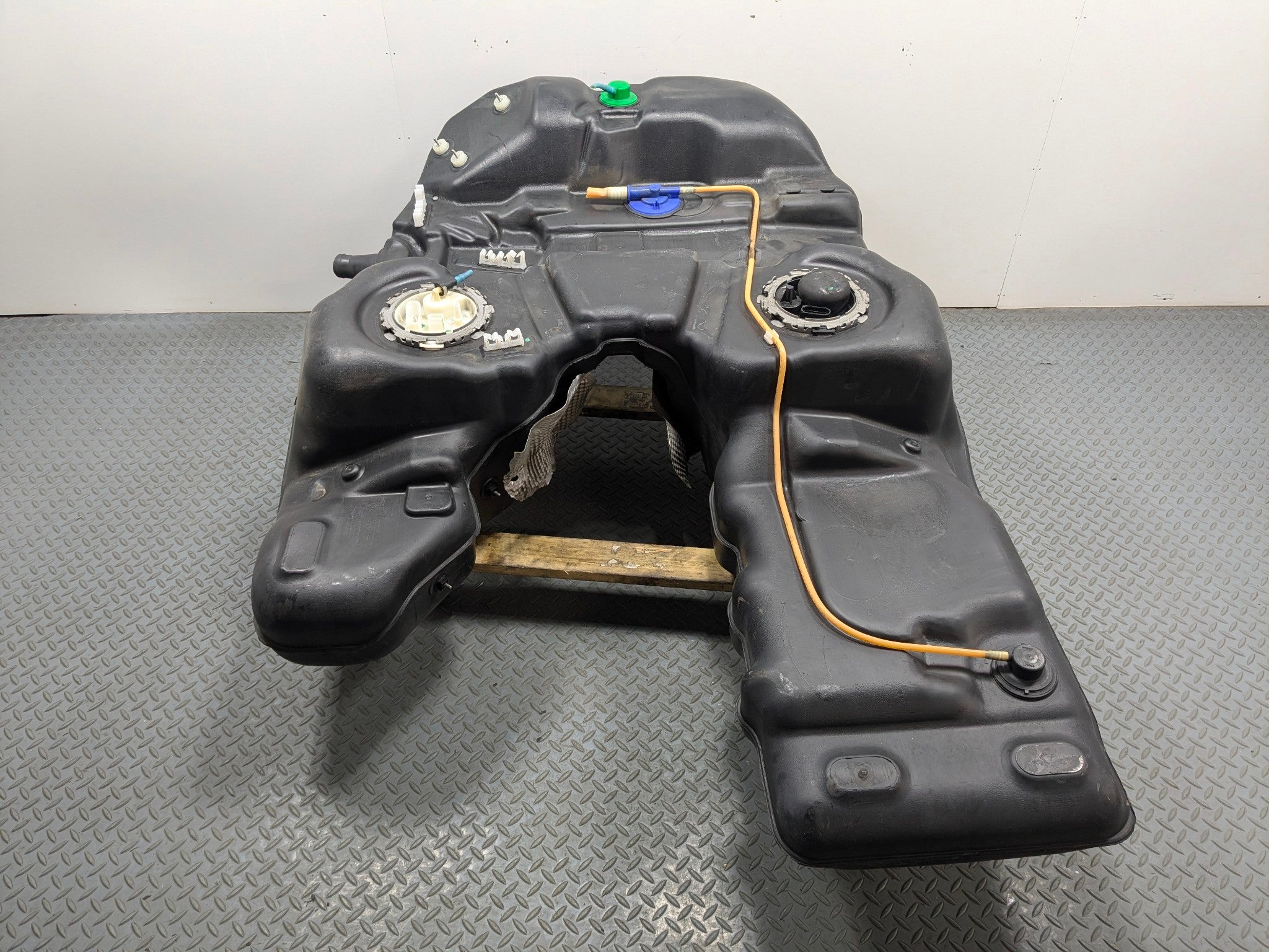 2011 - 2014 OEM PORSCHE CAYENNE FUEL GAS TANK WITH FUEL PUMP FILLER ASSEMBLY