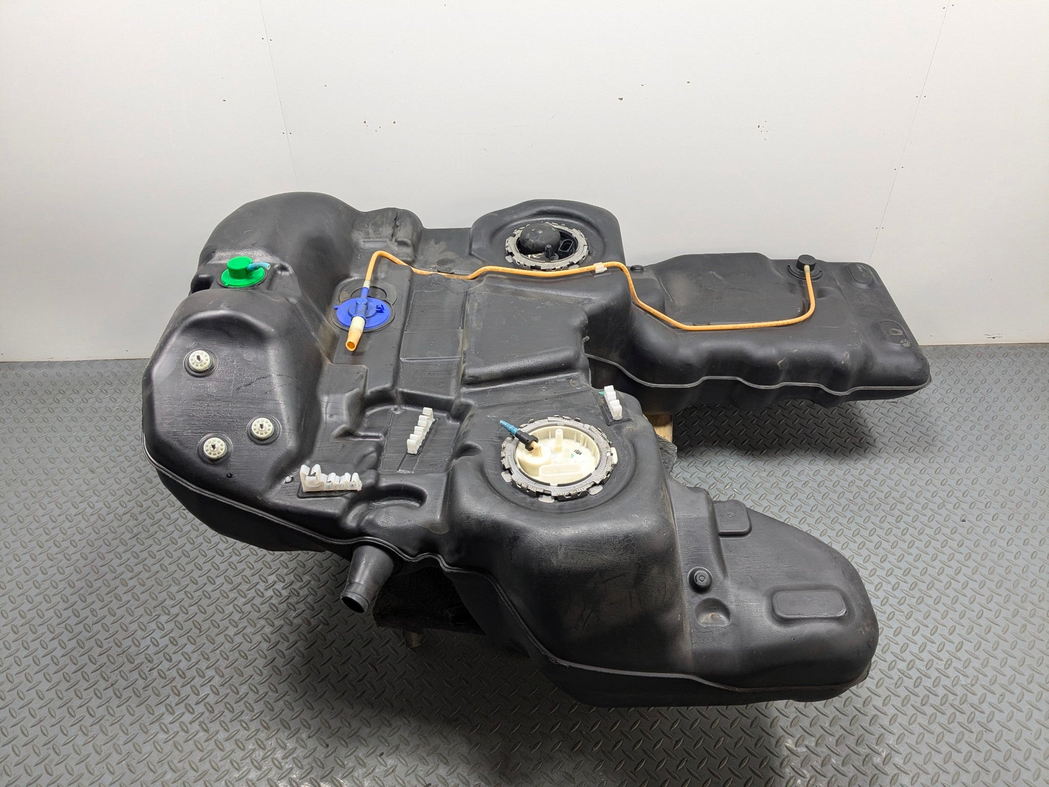 2011 - 2014 OEM PORSCHE CAYENNE FUEL GAS TANK WITH FUEL PUMP FILLER ASSEMBLY