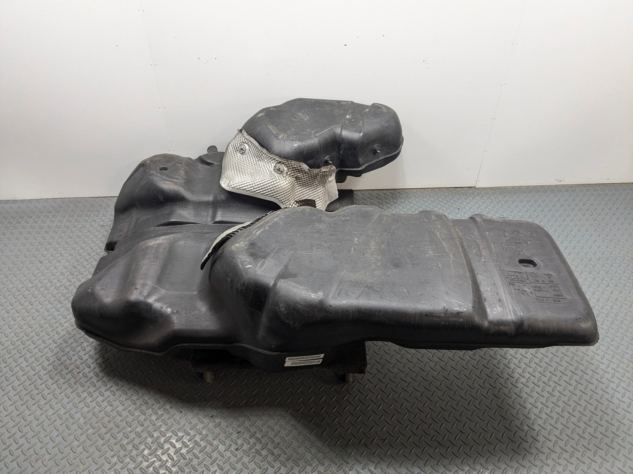2011 - 2014 OEM PORSCHE CAYENNE FUEL GAS TANK WITH FUEL PUMP FILLER ASSEMBLY