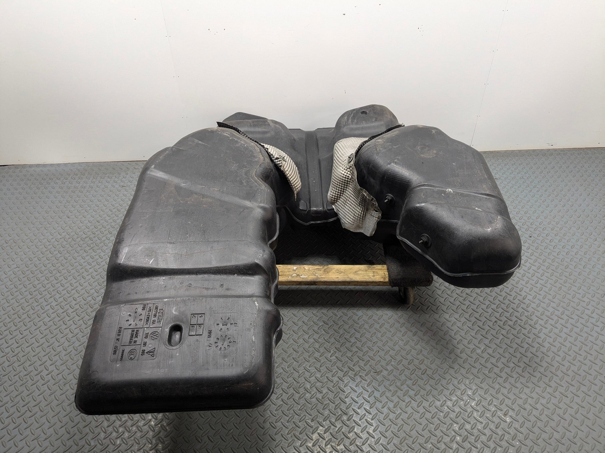 2011 - 2014 OEM PORSCHE CAYENNE FUEL GAS TANK WITH FUEL PUMP FILLER ASSEMBLY